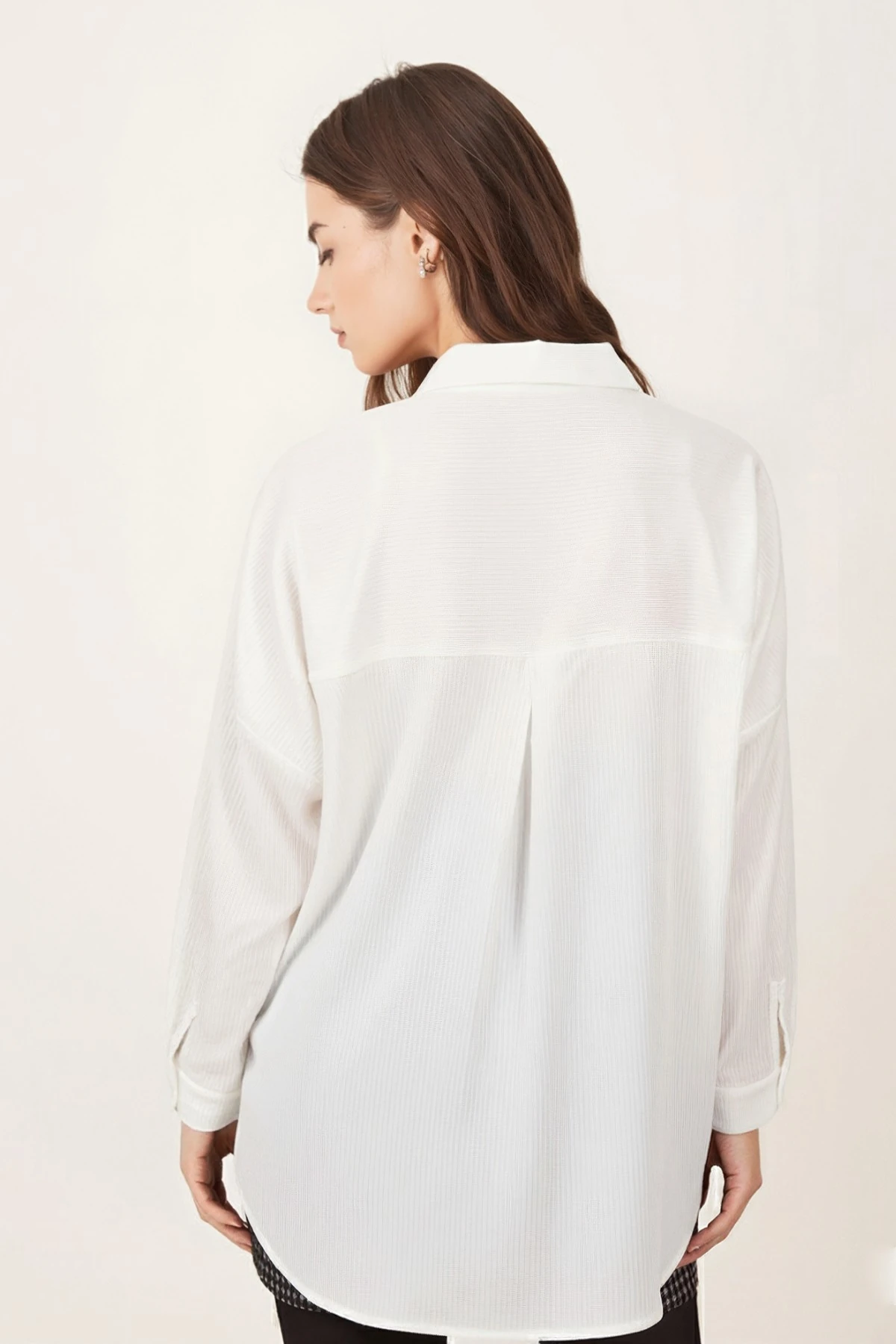 Kadın Beyaz Cepli Oversize İnce Fitilli Kadife Gömlek ARM-24K001076