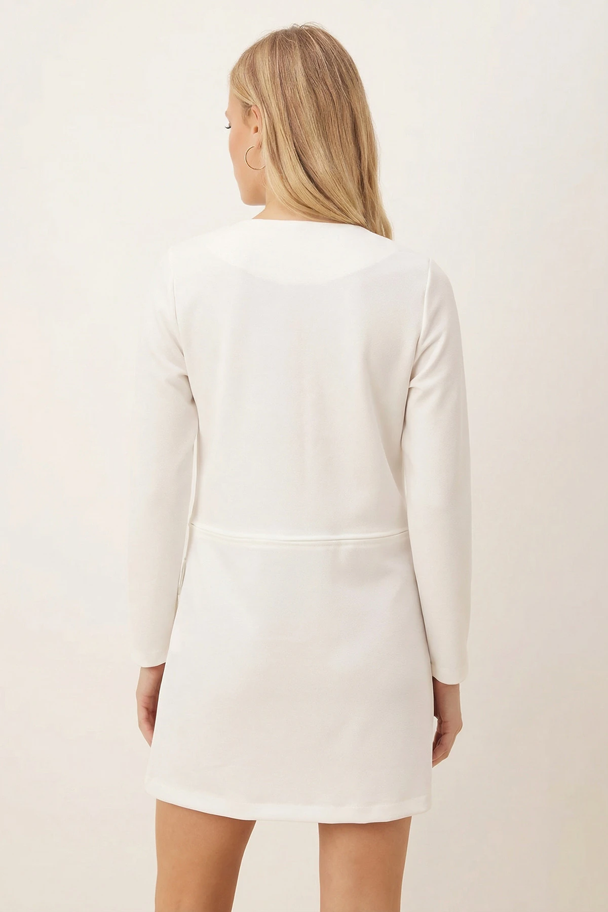 Kadın Beyaz Beli Dikişli Uzun Ceket ARM-26K001017