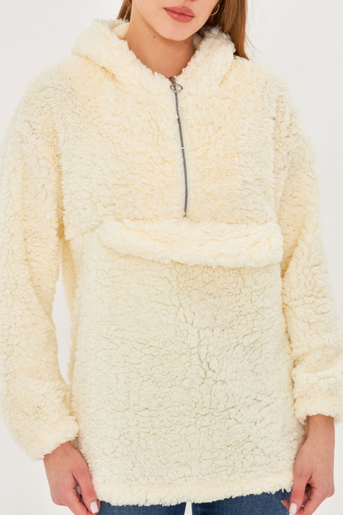 Kadın Ekru Kapüşonlu Cep Kapaklı Peluş Sweatshirt ARM-25K001090