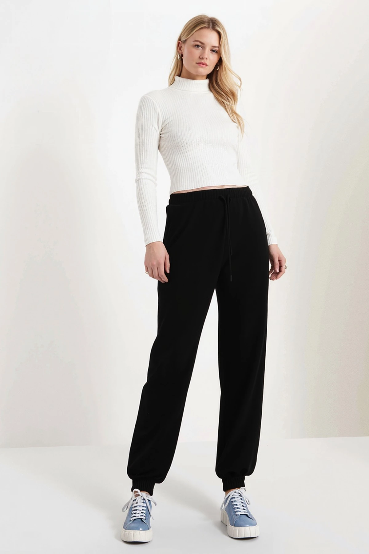 Kadın Siyah Beli Ve Paçası Lastikli Cepli İçi Şardonlu Eşofman Altı ARM-26K001063