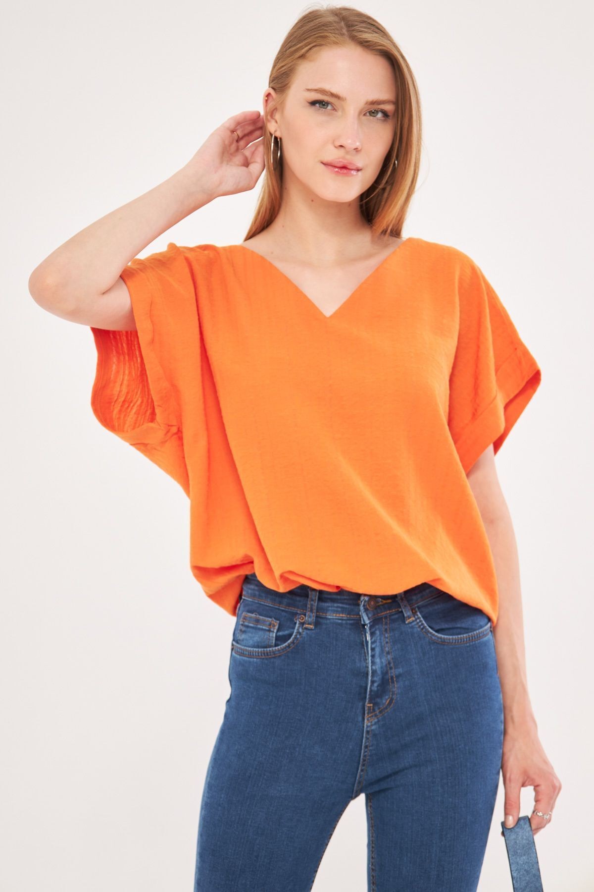 Kadın Turuncu V Yaka Yanları Yırtmaçlı Arkası Uzun Duble Kol Detaylı Oversize Bluz ARM-24Y001074