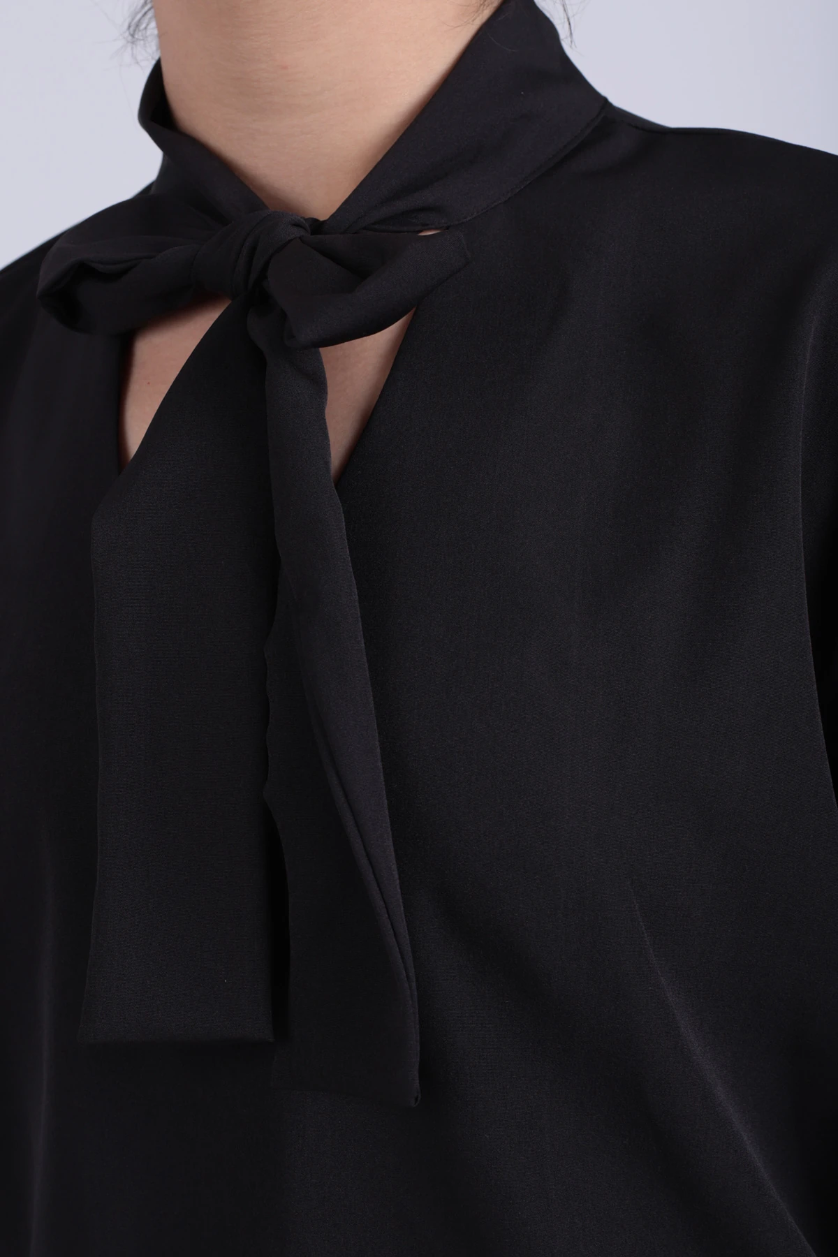 Kadın Düz Siyah Yakası Bağlamalı Kolu Lastikli Bluz ARM-25K001096