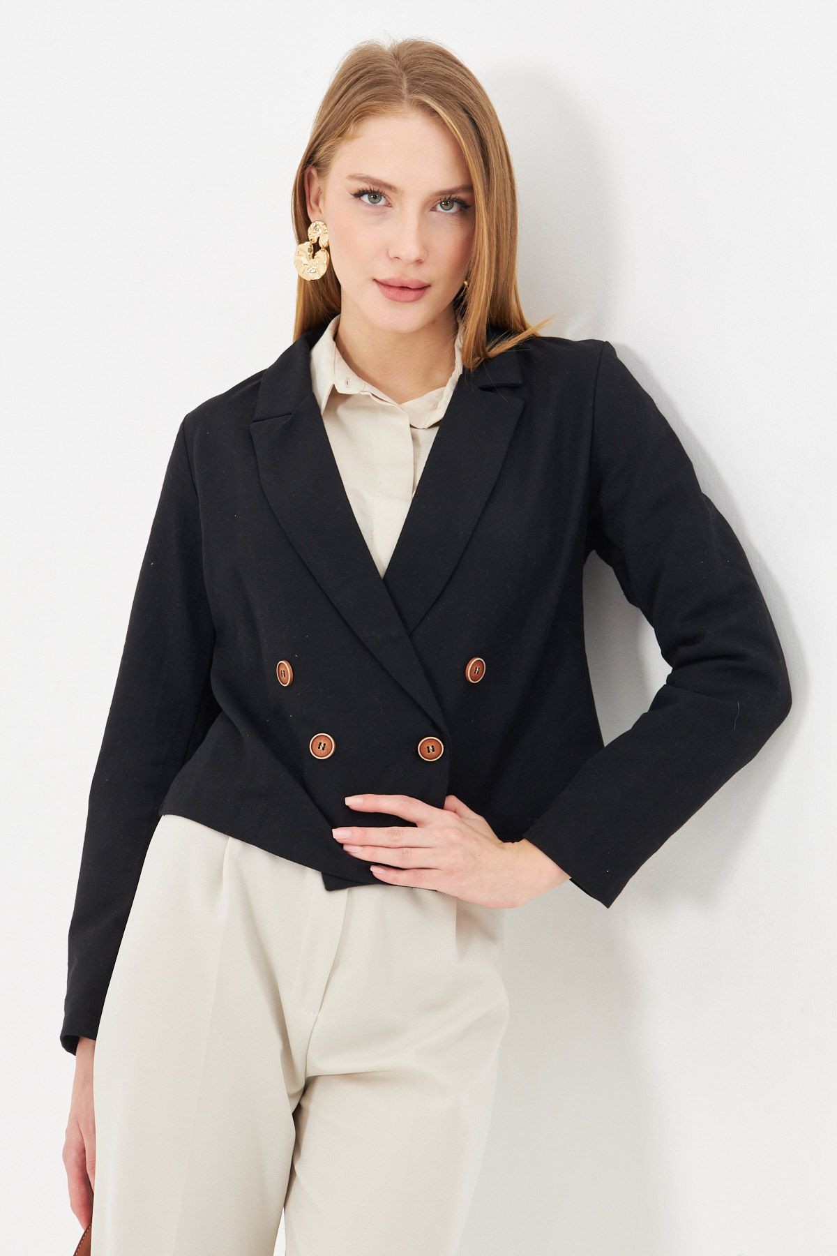 Kadın Siyah Kruvaze Yaka Gabardin Crop Ceket ARM-24Y001010