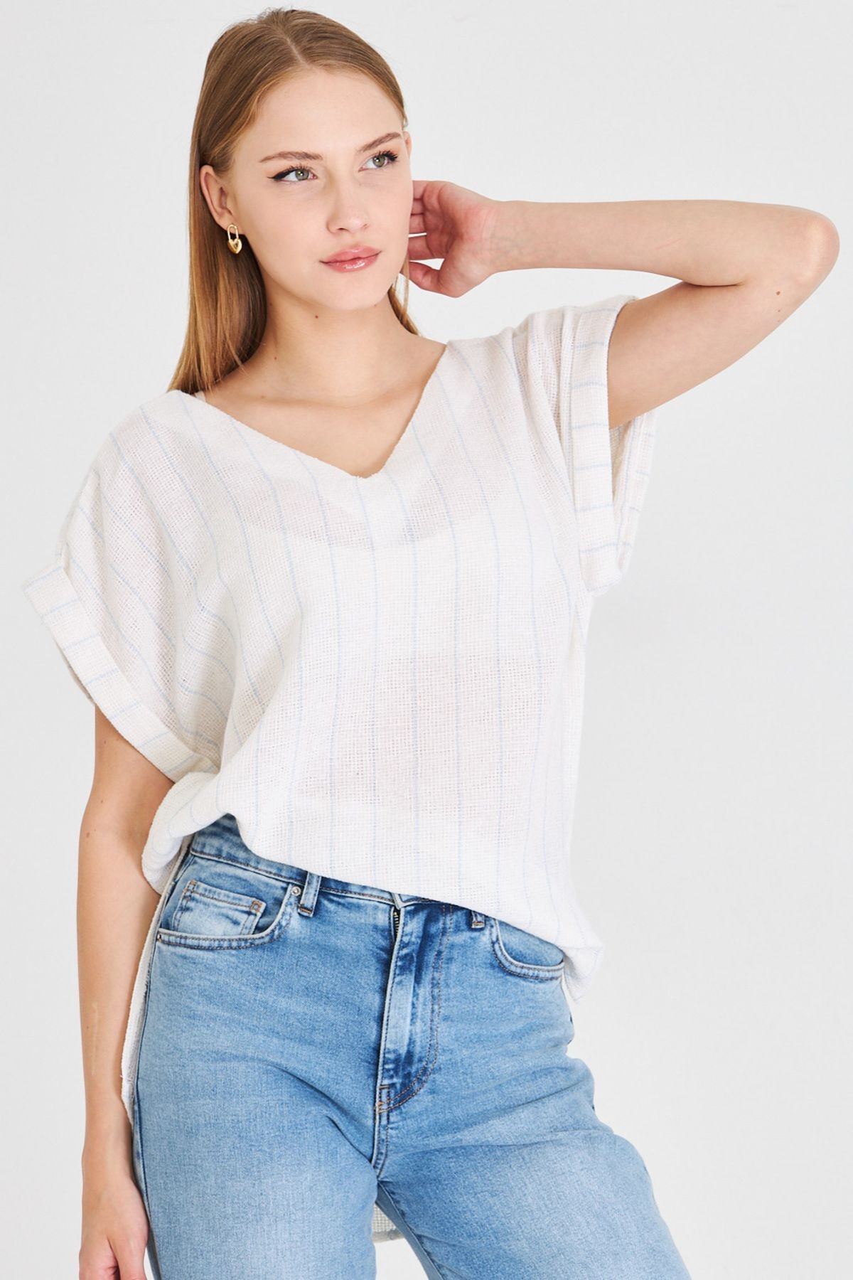 Kadın Bebe Mavi V Yaka Yanları Yırtmaçlı Arkası Uzun Duble Kol Detaylı Oversize Bluz ARM-25Y001056