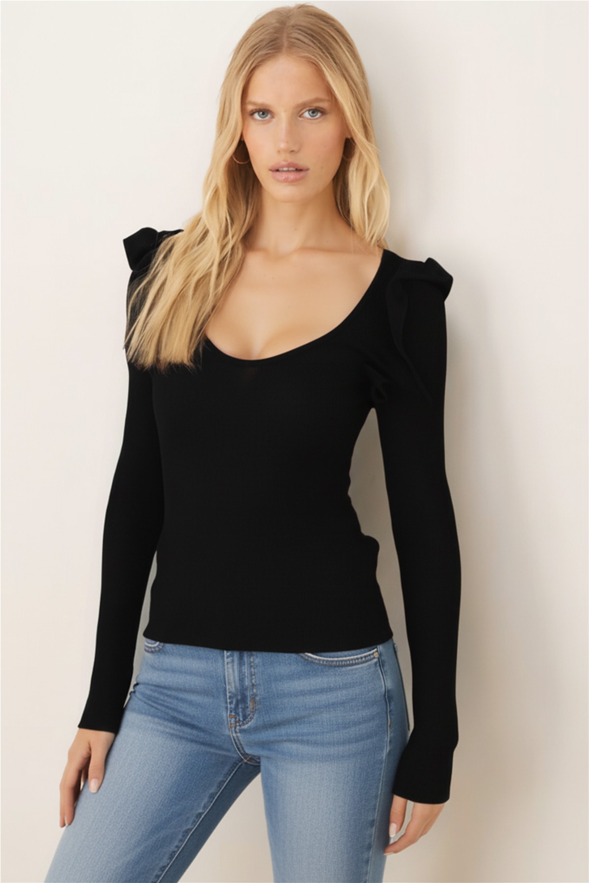 Kadın Siyah V Yaka Fırfır Detaylı Yumuşak Dokulu Bluz ARM-26K001045
