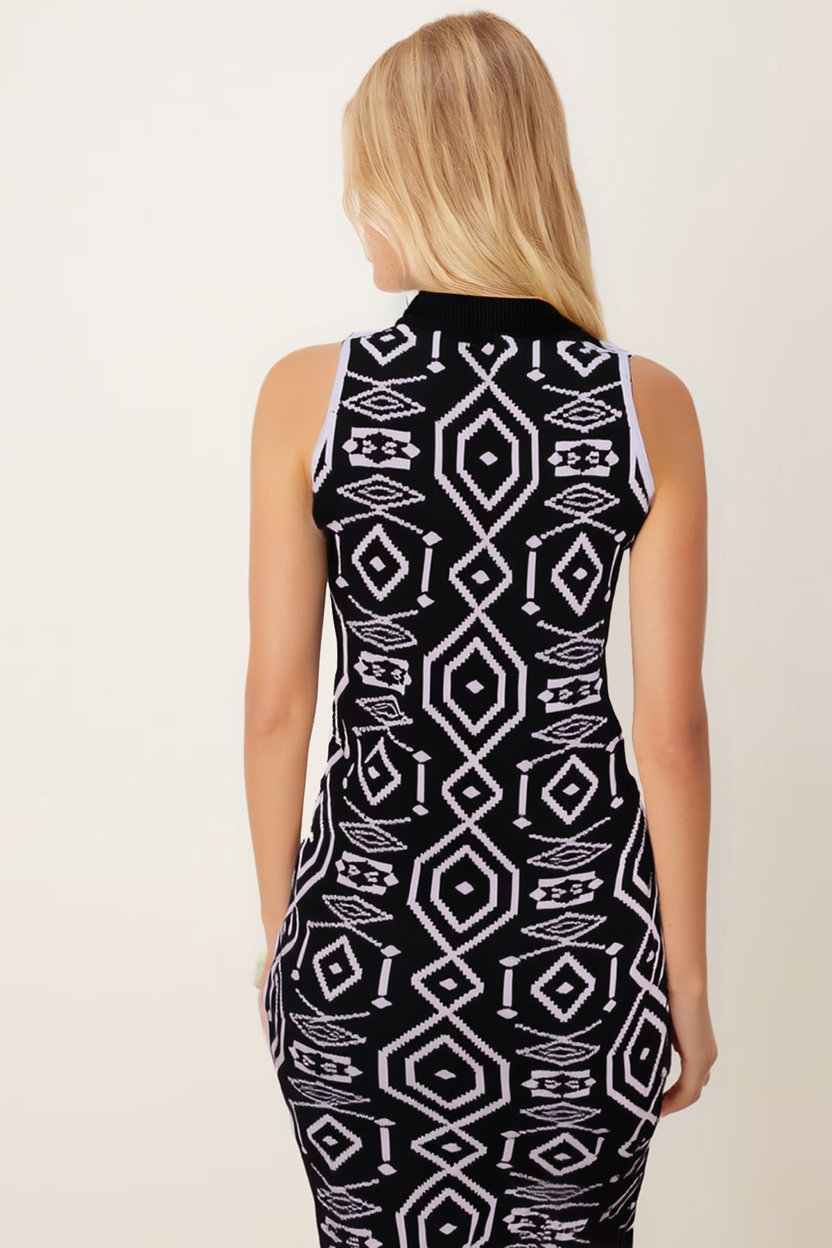 Kadın Siyah Balıkçı Yaka Etek Ucu Püsküllü Triko Elbise ARM-26K136009