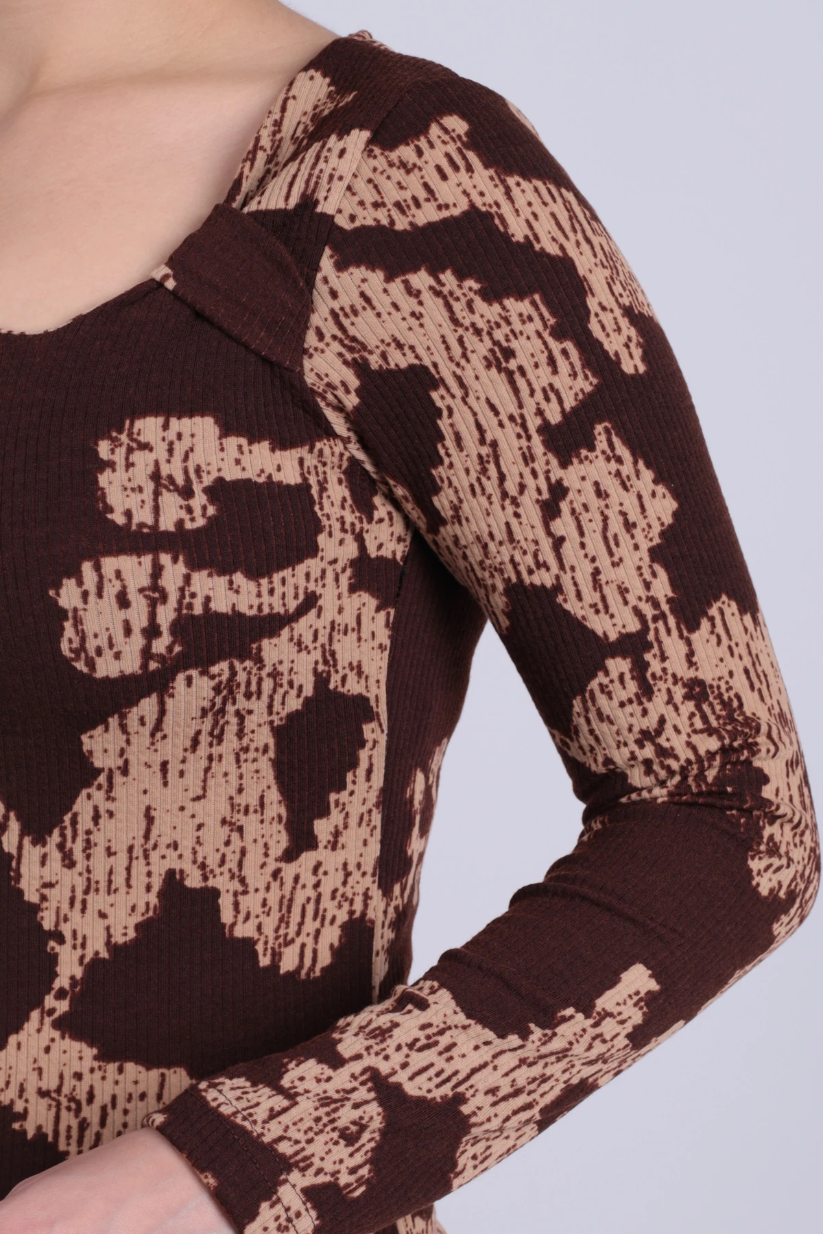 Kadın Kahve-Bej Asimetrik Yaka Detaylı Bluz ARM-26K001046