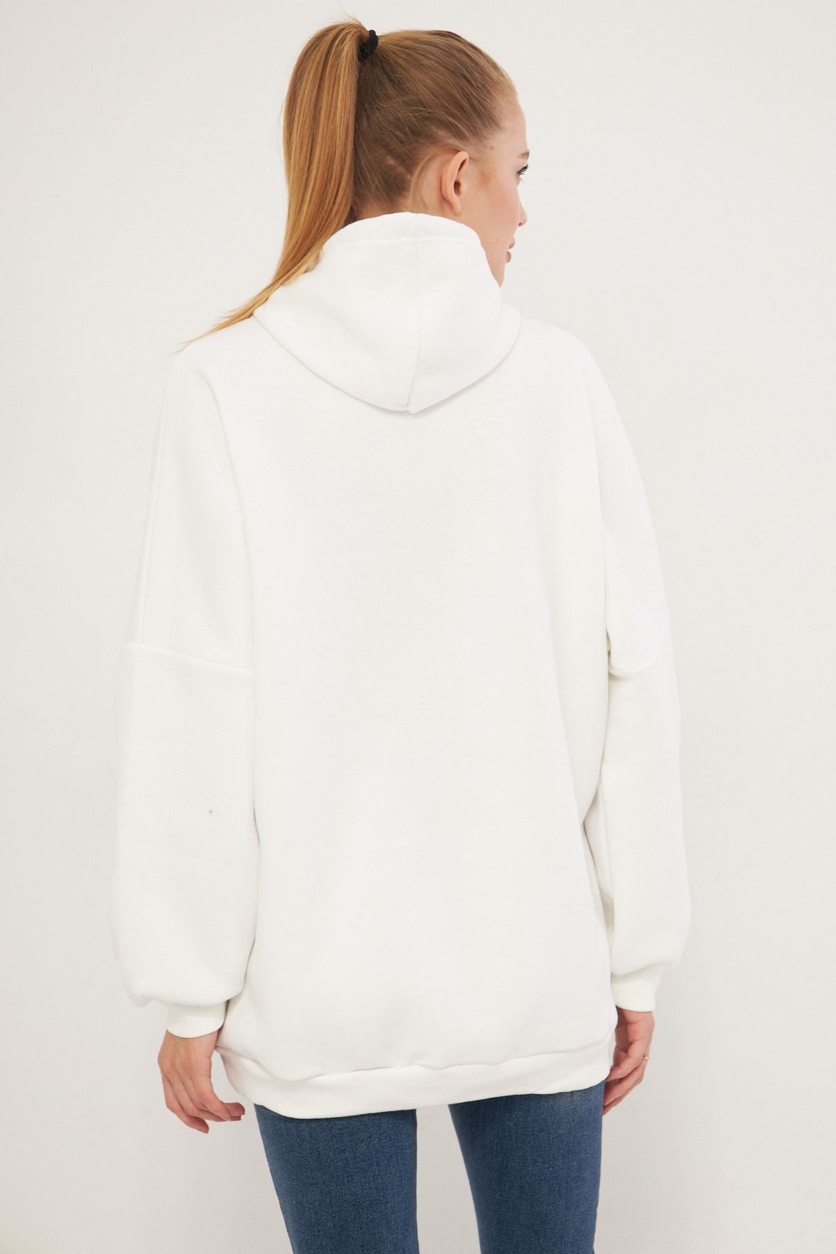 Kadın Beyaz Kapüşonlu İçi Şardonlu Kanguru Cepli Oversize Sweatshirt ARM-25K001045