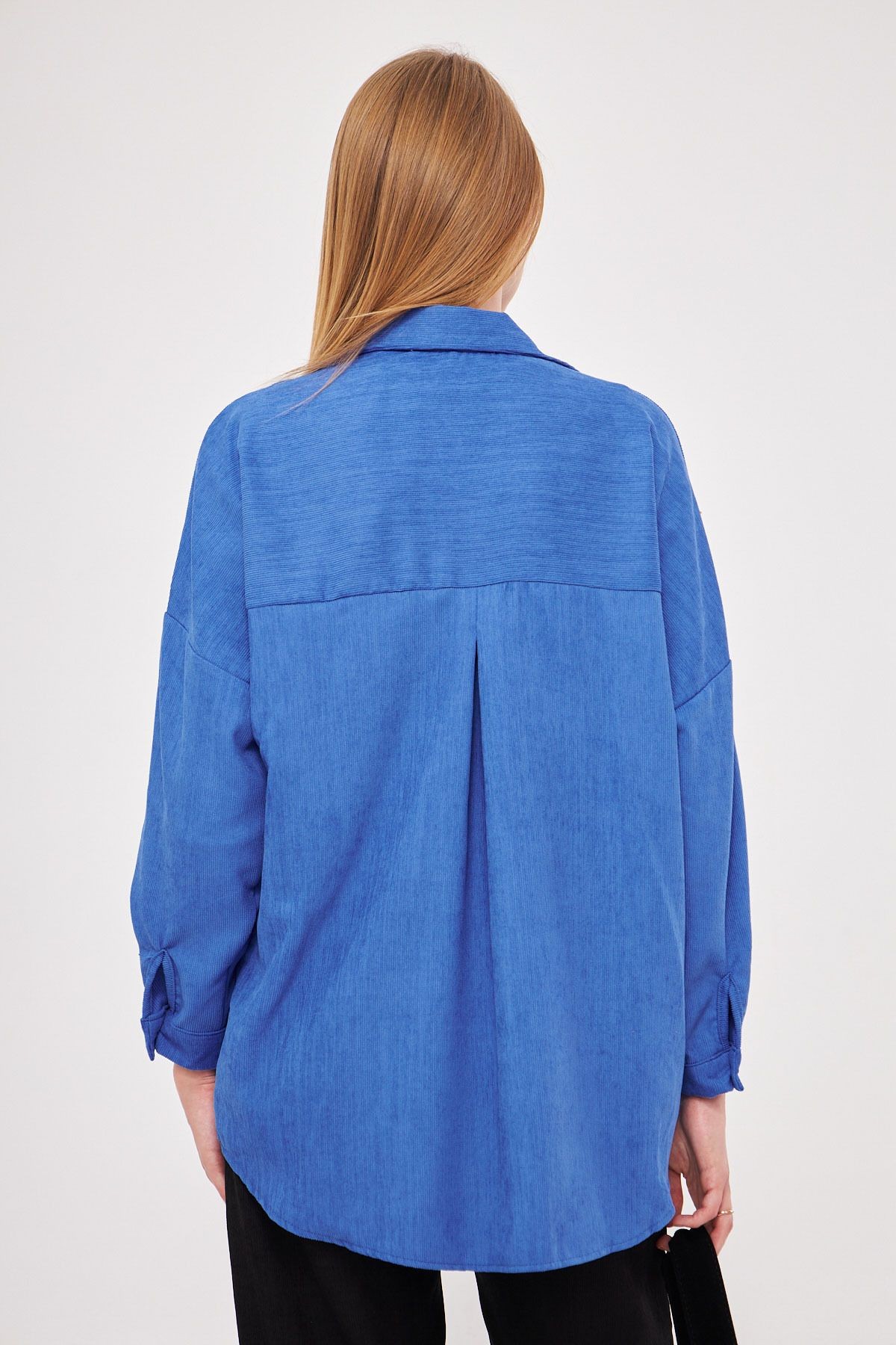 Kadın Mavi Cepli Oversize İnce Fitilli Kadife Gömlek ARM-24K001076