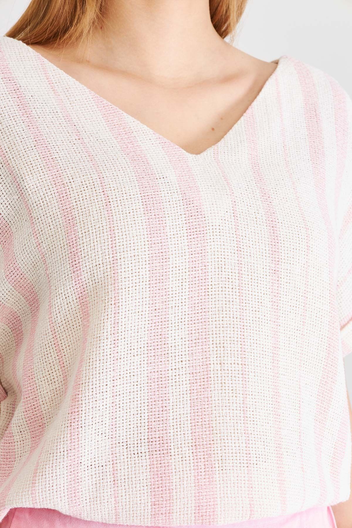 Kadın Pudra V Yaka Yanları Yırtmaçlı Arkası Uzun Duble Kol Detaylı Oversize Bluz ARM-25Y001056