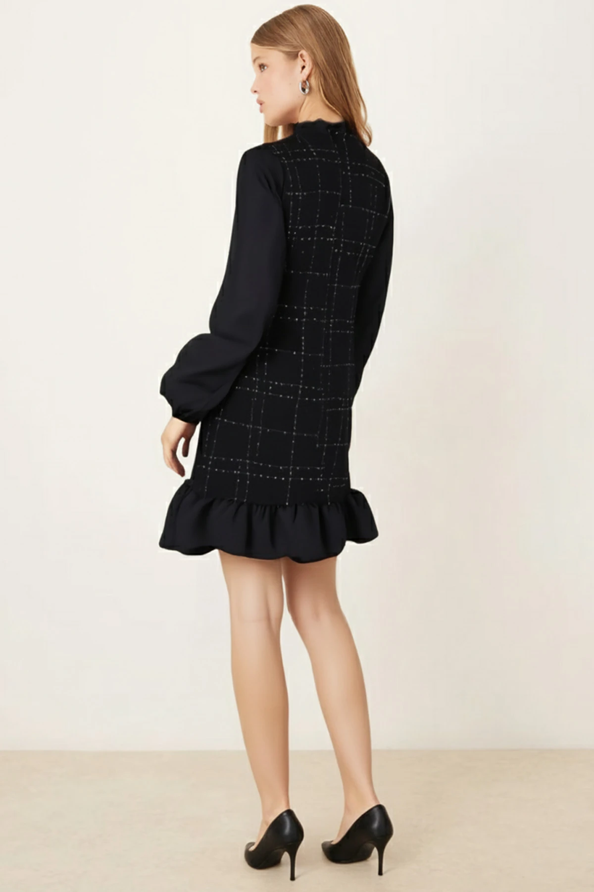 Kadın Siyah-Ekru Yakası Ve Altı Fırfırlı Kazayağı Desen Elbise ARM-21Y001080