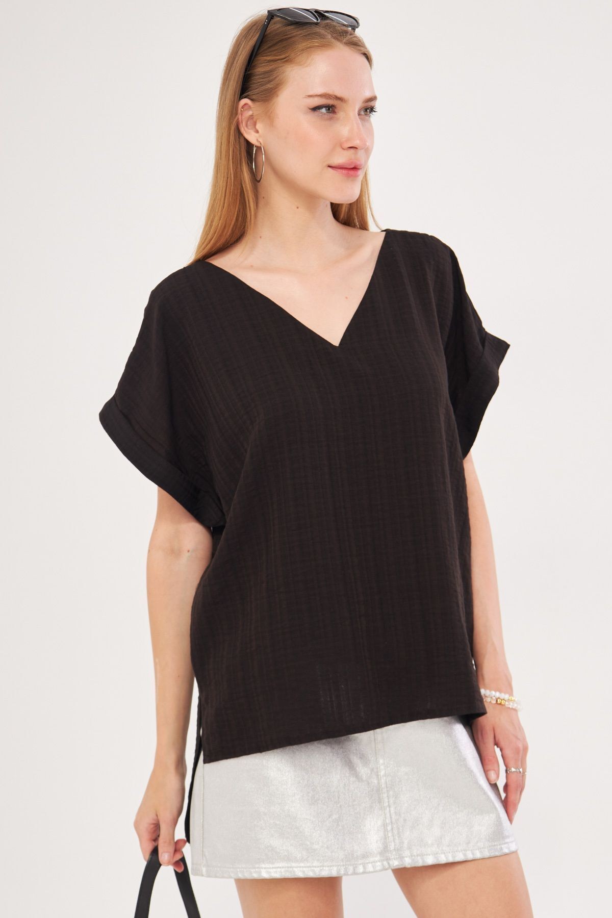 Kadın Siyah V Yaka Yanları Yırtmaçlı Arkası Uzun Duble Kol Detaylı Oversize Bluz ARM-24Y001074