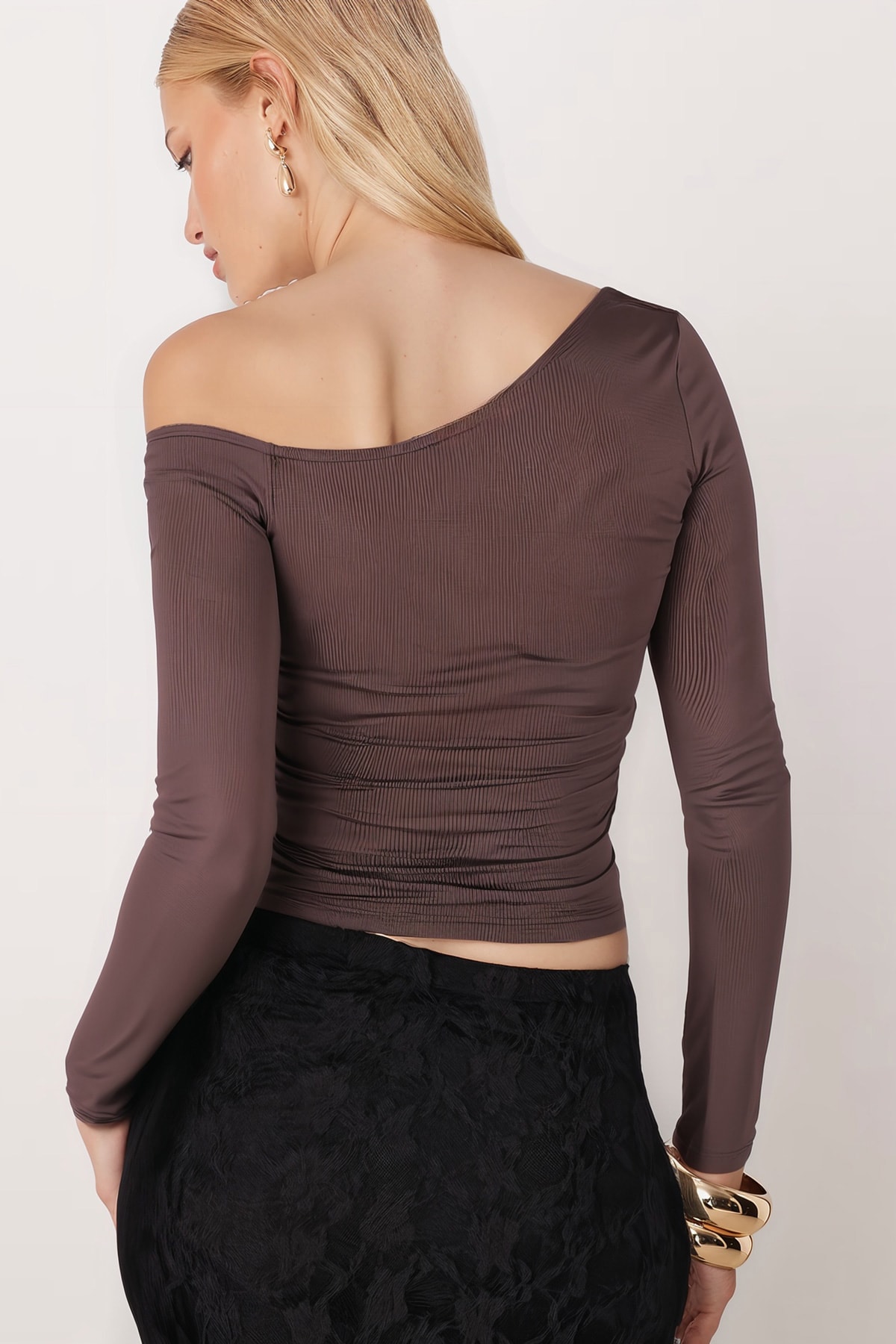 Kadın Kahve Asimetrik Yaka Uzun Kol Crop Bluz ARM-26K042007