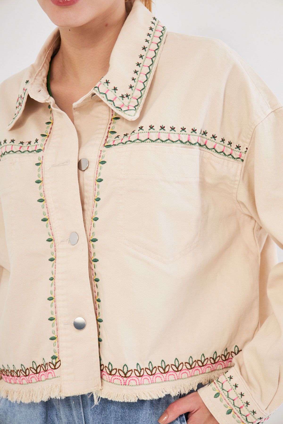 Kadın Bej Nakış Detaylı Cepli Etek Ucu Püsküllü Gömlek Ceket ARM-25K025005