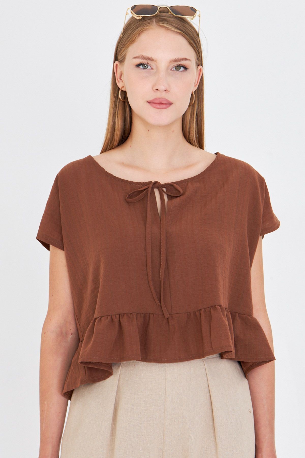Kadın Açık Kahve Yarasa Kol Yakası Bağlamalı Eteği Fırfırlı Oversize Crop Bluz ARM-24Y001088