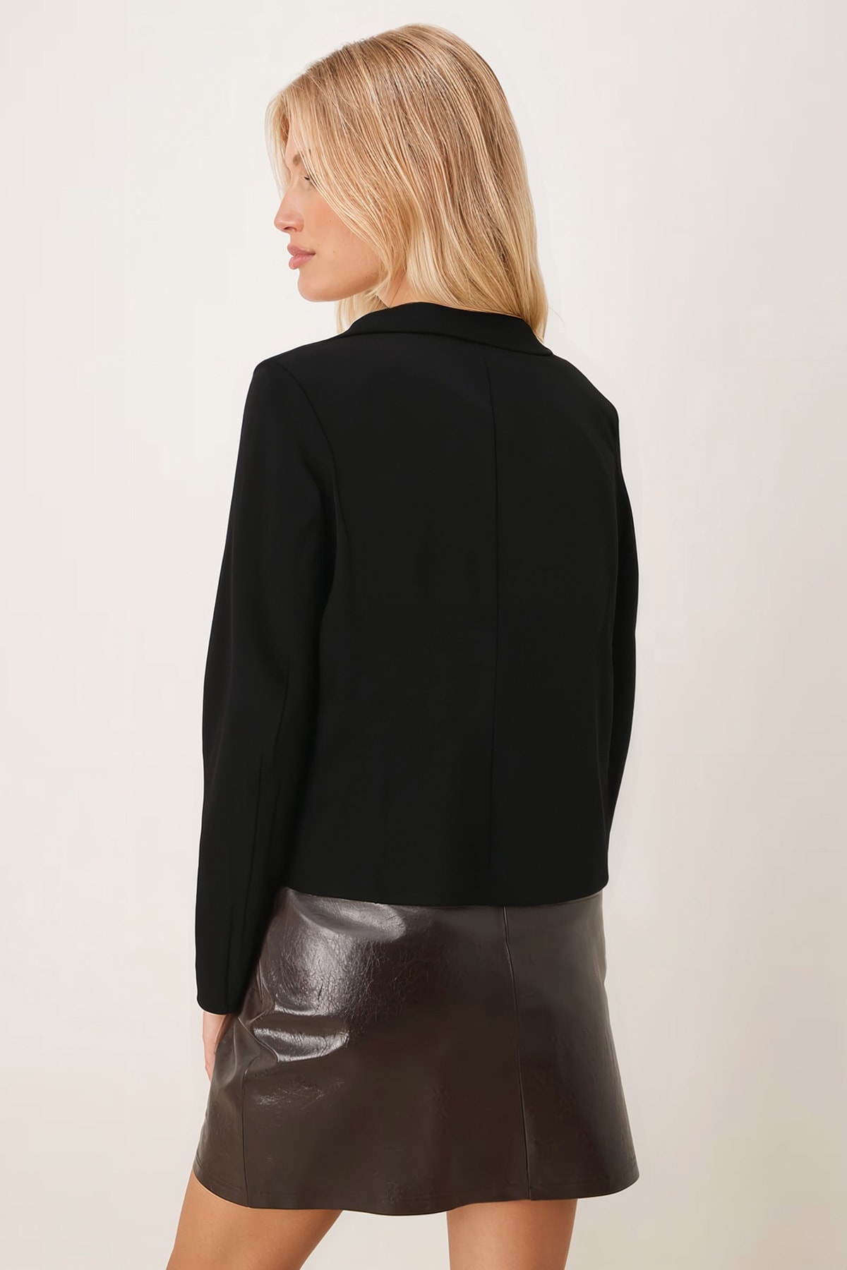 Kadın Siyah Erkek Yaka Kare Cepli Crop Ceket ARM-26K001026