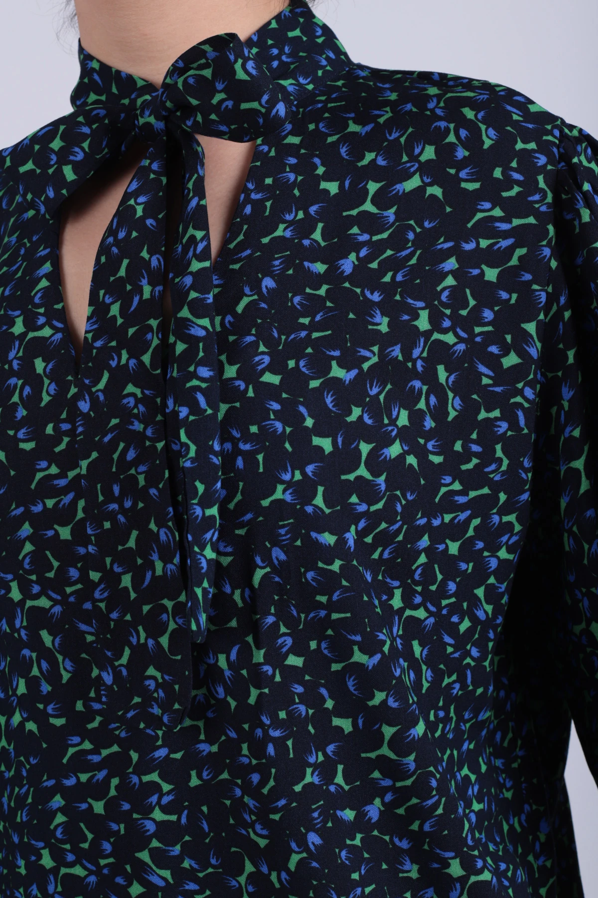 Kadın Yeşil-Mavi Yakası Bağlamalı Kolu Lastikli Bluz ARM-25K001096