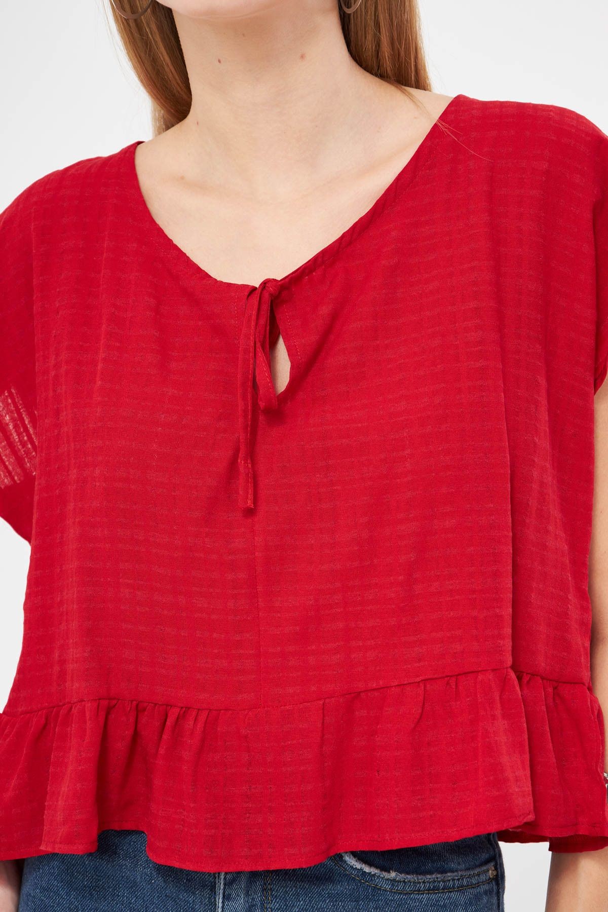 Kadın Kırmızı Yarasa Kol Yakası Bağlamalı Eteği Fırfırlı Oversize Crop Bluz ARM-24Y001088