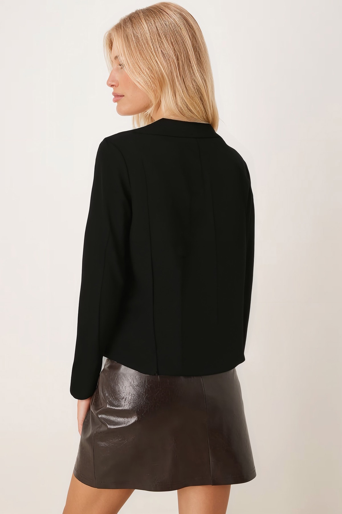 Kadın Siyah Erkek Yaka Kare Cepli Crop Ceket ARM-26K001026