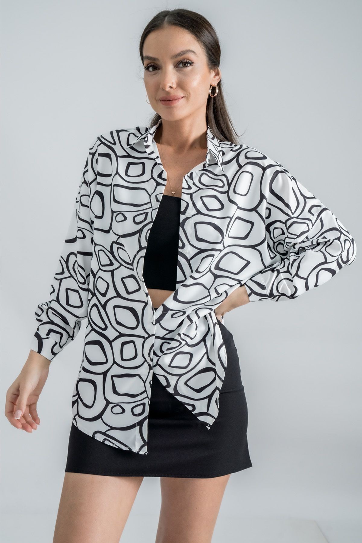 Kadın Beyaz-Siyah Desenli Oversize Uzun Basic Gömlek ARM-22Y001148