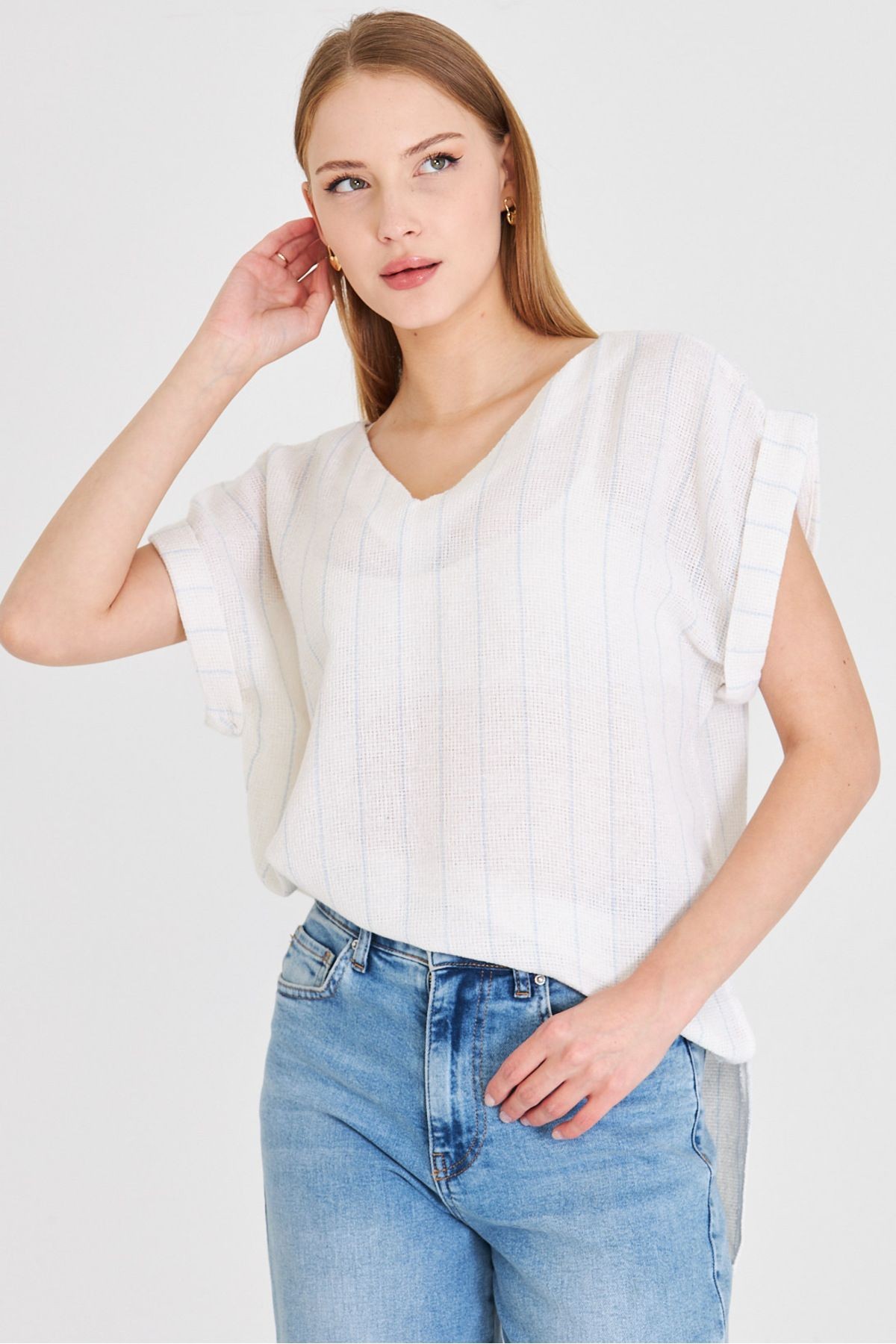 Kadın Bebe Mavi V Yaka Yanları Yırtmaçlı Arkası Uzun Duble Kol Detaylı Oversize Bluz ARM-25Y001056