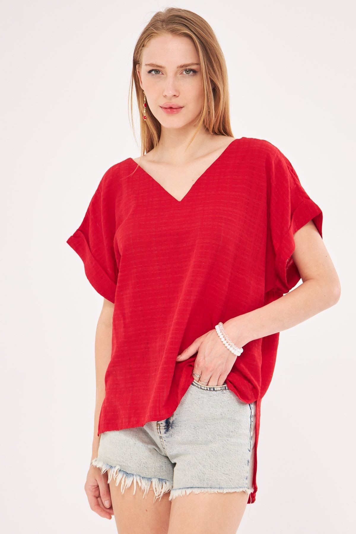 Kadın Kırmızı V Yaka Yanları Yırtmaçlı Arkası Uzun Duble Kol Detaylı Oversize Bluz ARM-24Y001074