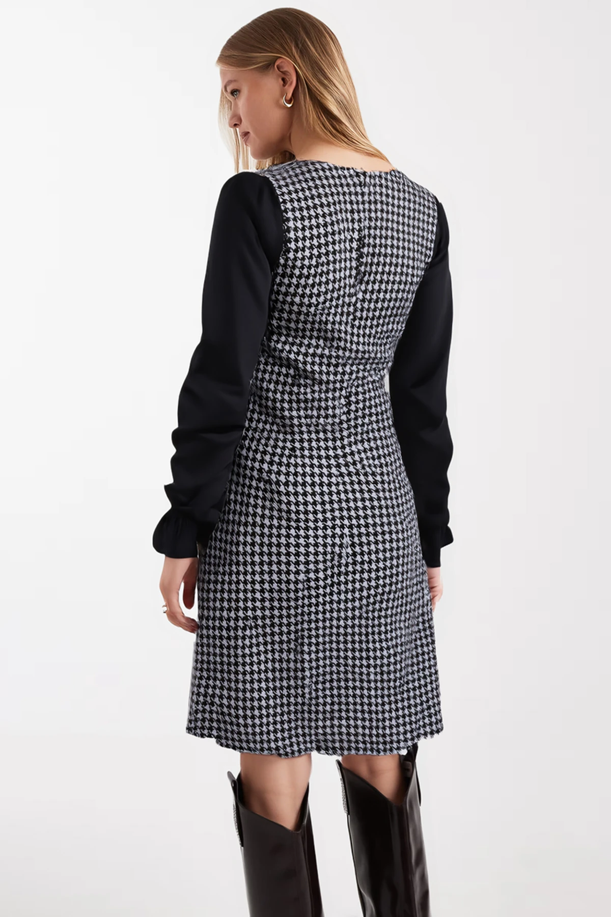 Kadın Beyaz-Siyah Ekoseli Kare Yaka Uzun Kol Elbise ARM-22Y001182