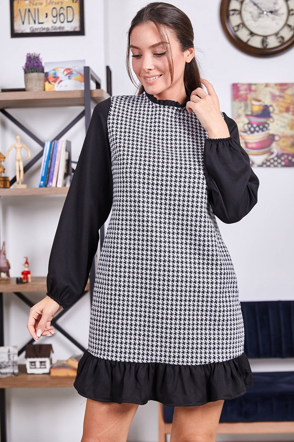 Kadın Siyah Yakasi Ve Alti Firfirli Kazayaği Desen Elbise ARM-21Y001080