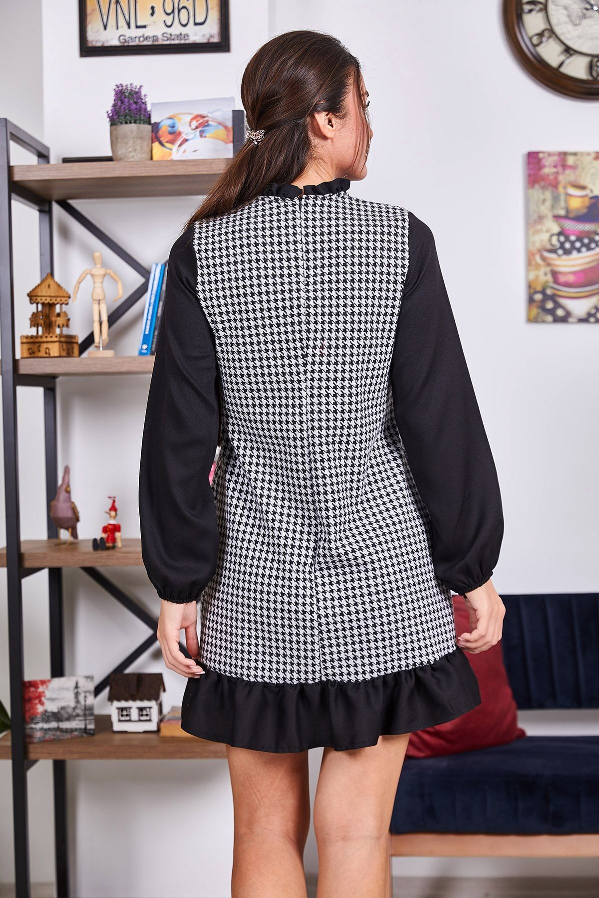 Kadın Siyah Yakasi Ve Alti Firfirli Kazayaği Desen Elbise ARM-21Y001080