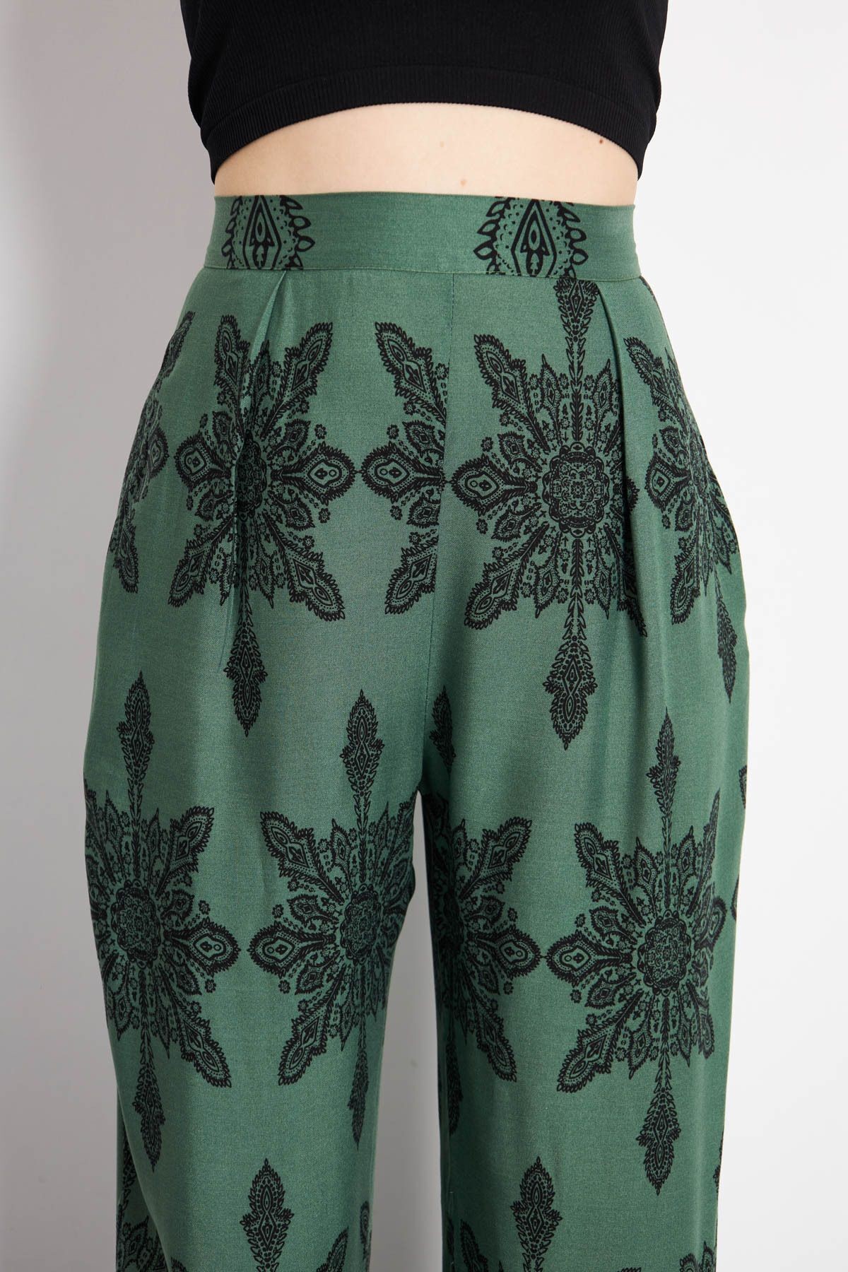 Kadın Koyu Yeşil Desenli Bol Paça Pantolon ARM-23Y001124