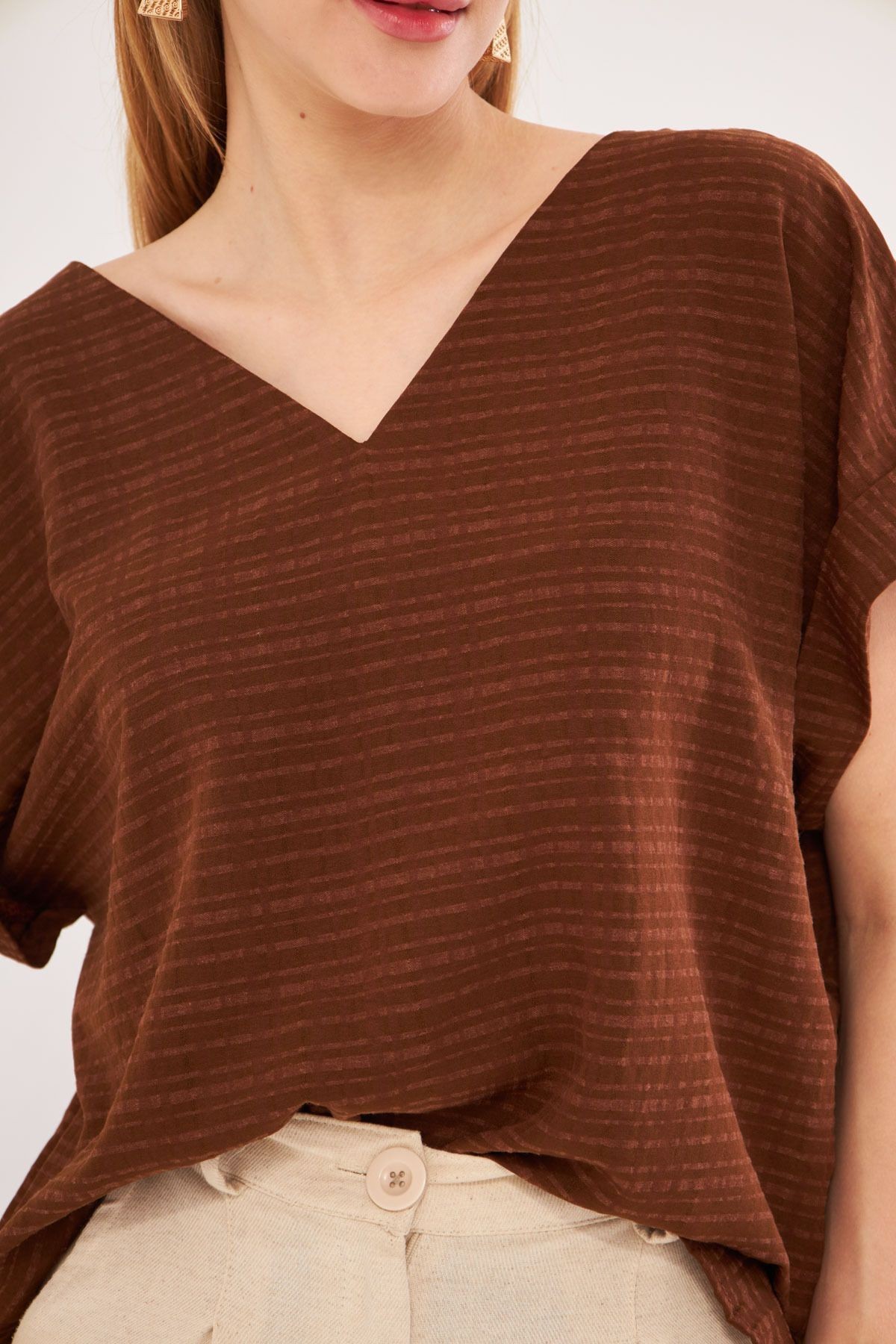 Kadın Kahve V Yaka Yanları Yırtmaçlı Arkası Uzun Duble Kol Detaylı Oversize Bluz ARM-24Y001074