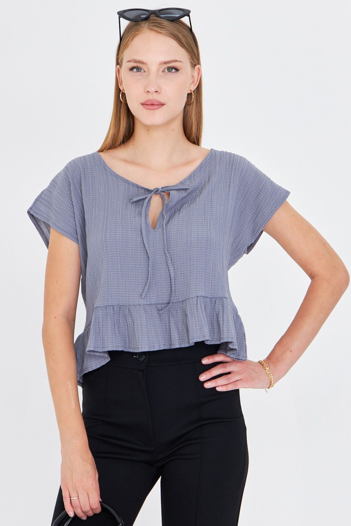 Kadın Gri Yarasa Kol Yakası Bağlamalı Eteği Fırfırlı Oversize Crop Bluz ARM-24Y001088
