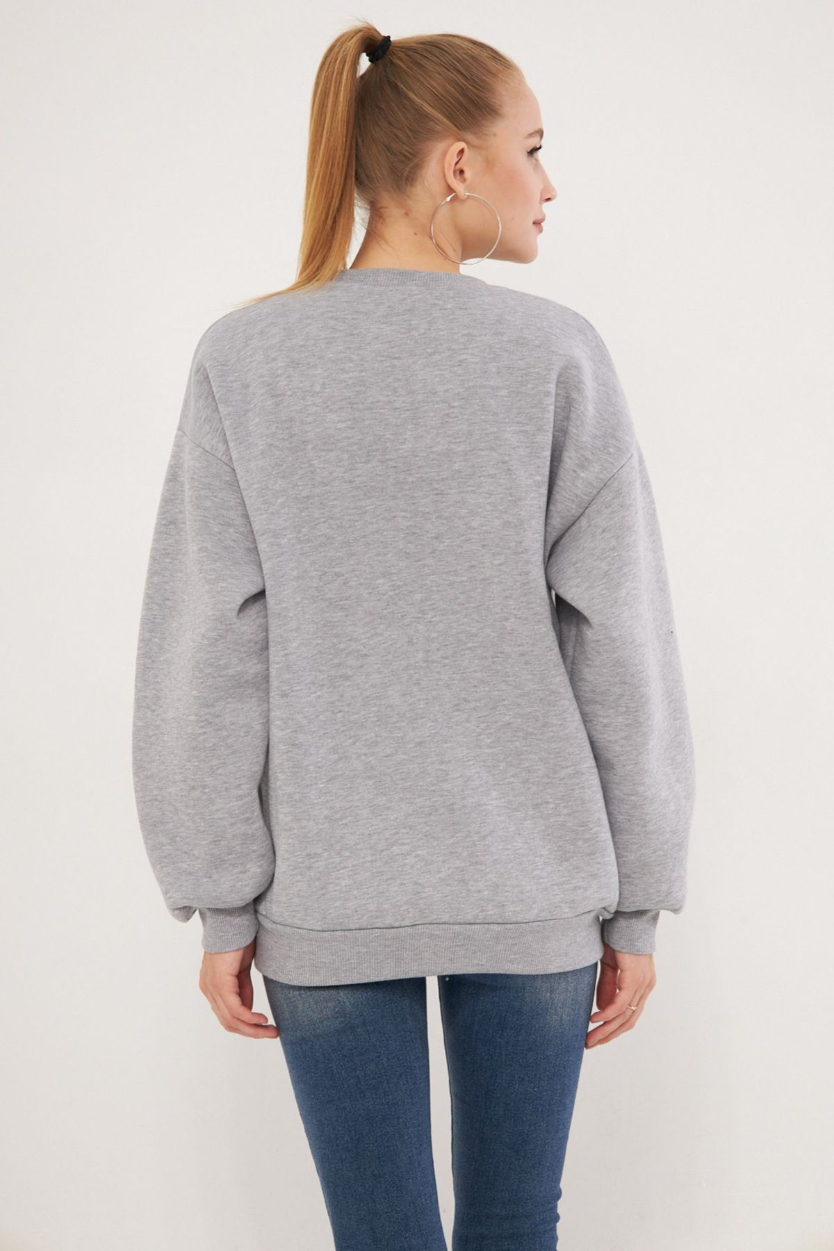 Kadın Gri Sıfır Yaka İçi Şardonlu Aprikeli Nakışlı Oversize Sweatshirt ARM-25K024002