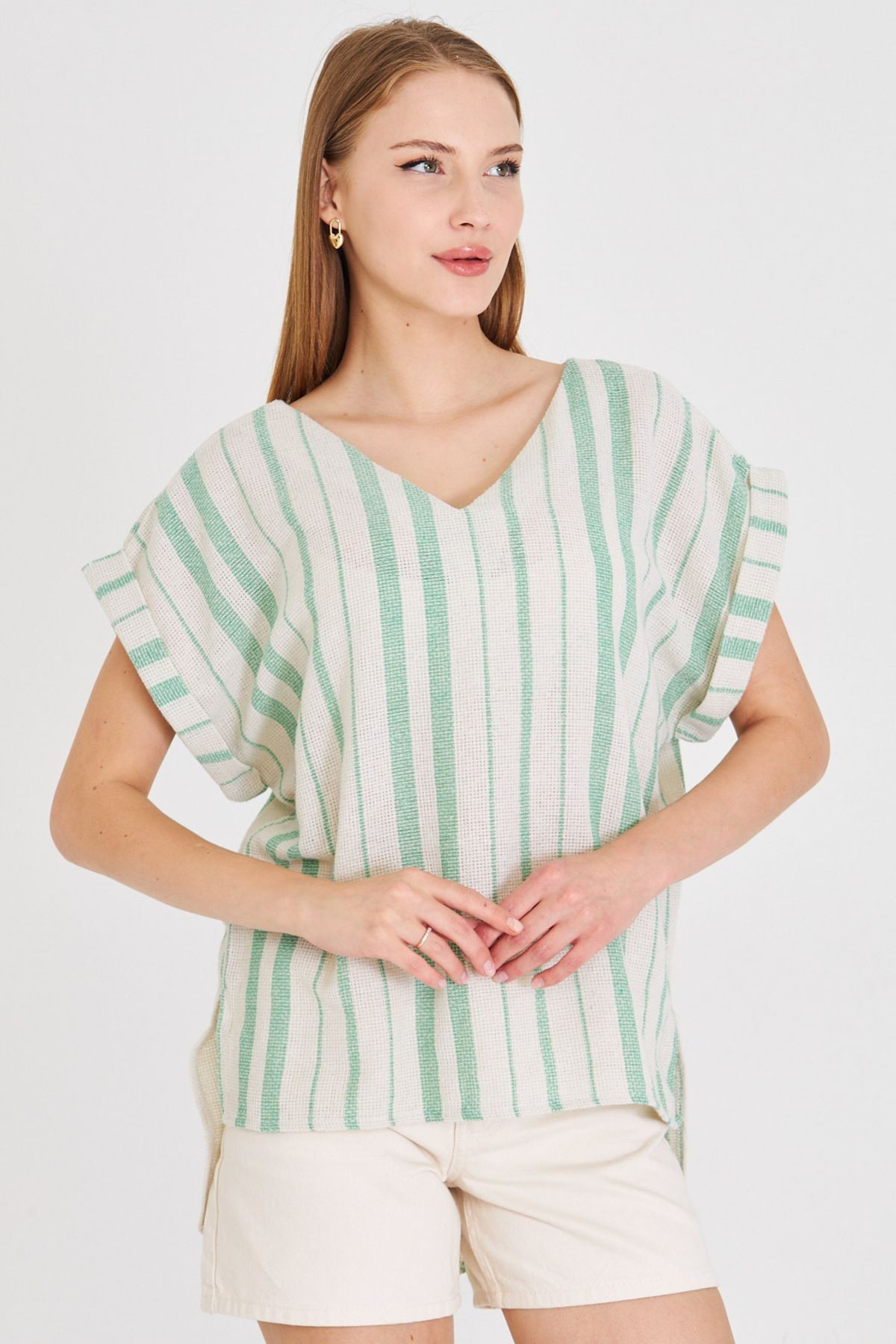 Kadın Açık Yeşil V Yaka Yanları Yırtmaçlı Arkası Uzun Duble Kol Detaylı Oversize Bluz ARM-25Y001056
