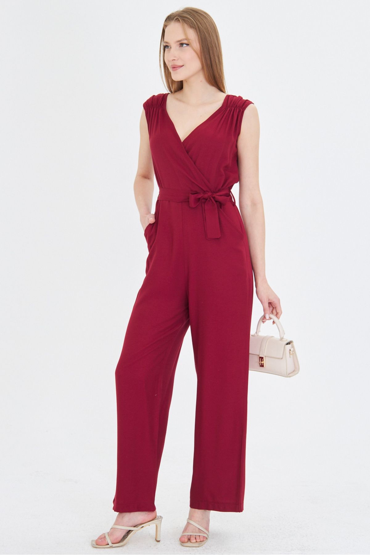 Kadın Bordo Kruvaze Yaka Omuzu Lastik Detaylı Sırtı V Kuşaklı Uzun Tulum ARM-24Y001049