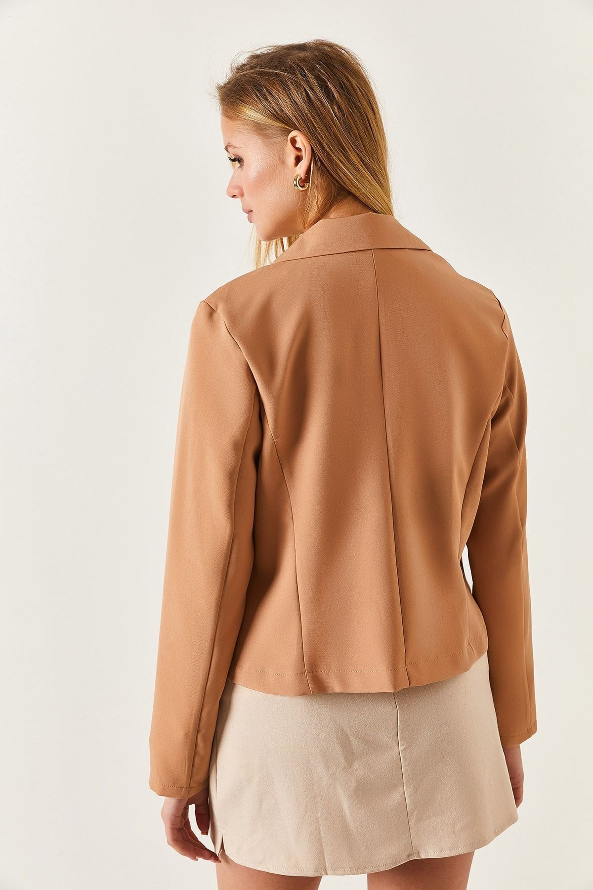 Kadın Bej Tek Düğmeli Crop Ceket Arm-22y001237