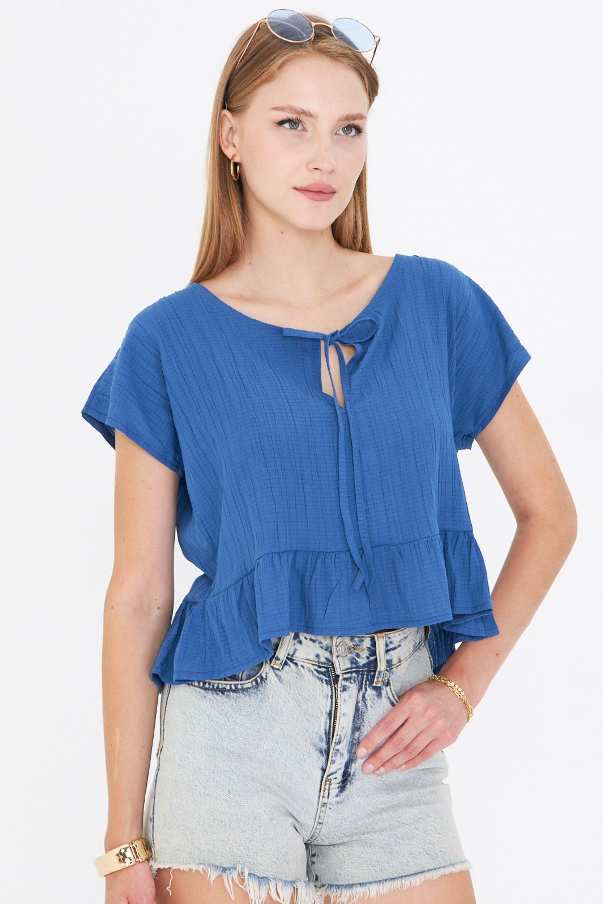 Kadın Koyu Mavi Yarasa Kol Yakası Bağlamalı Eteği Fırfırlı Oversize Crop Bluz ARM-24Y001088
