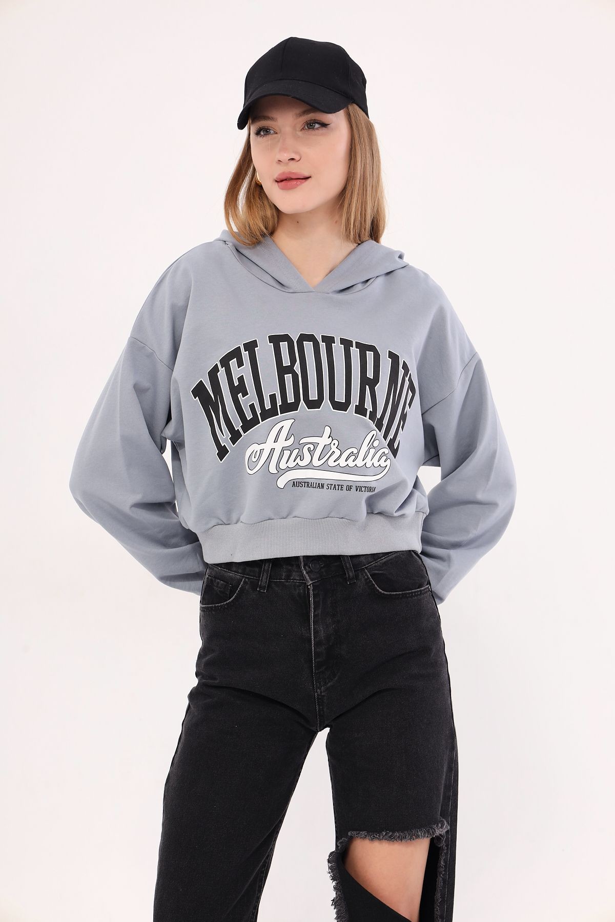 Kadın Gri Önü Yazılı Kapüşonlu Crop Sweatshirt ARM-25K001028