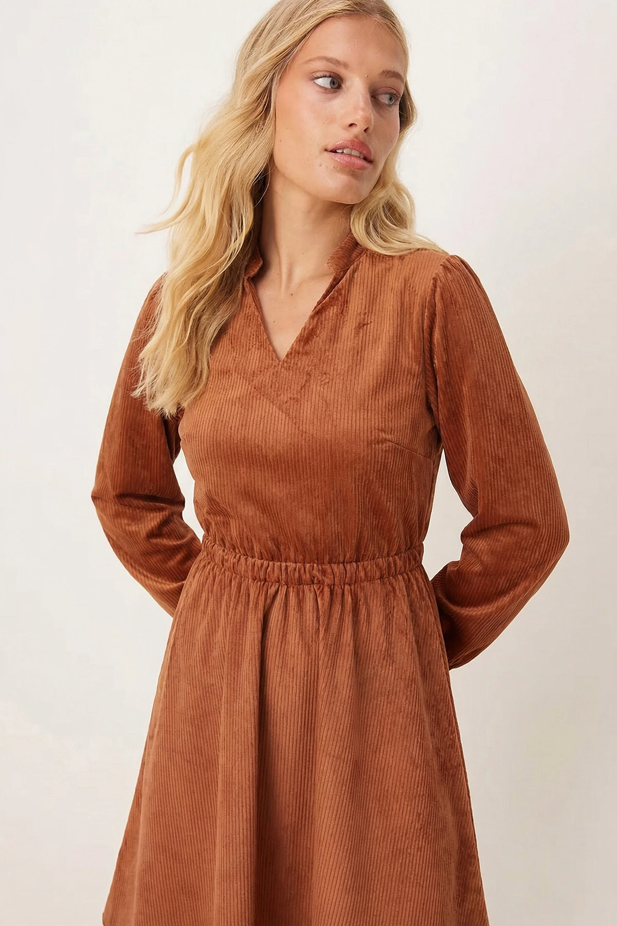 Kadın Camel Kadife V Yaka Beli Lastikli İnce Fitilli Kloş Elbise ARM-25K001049