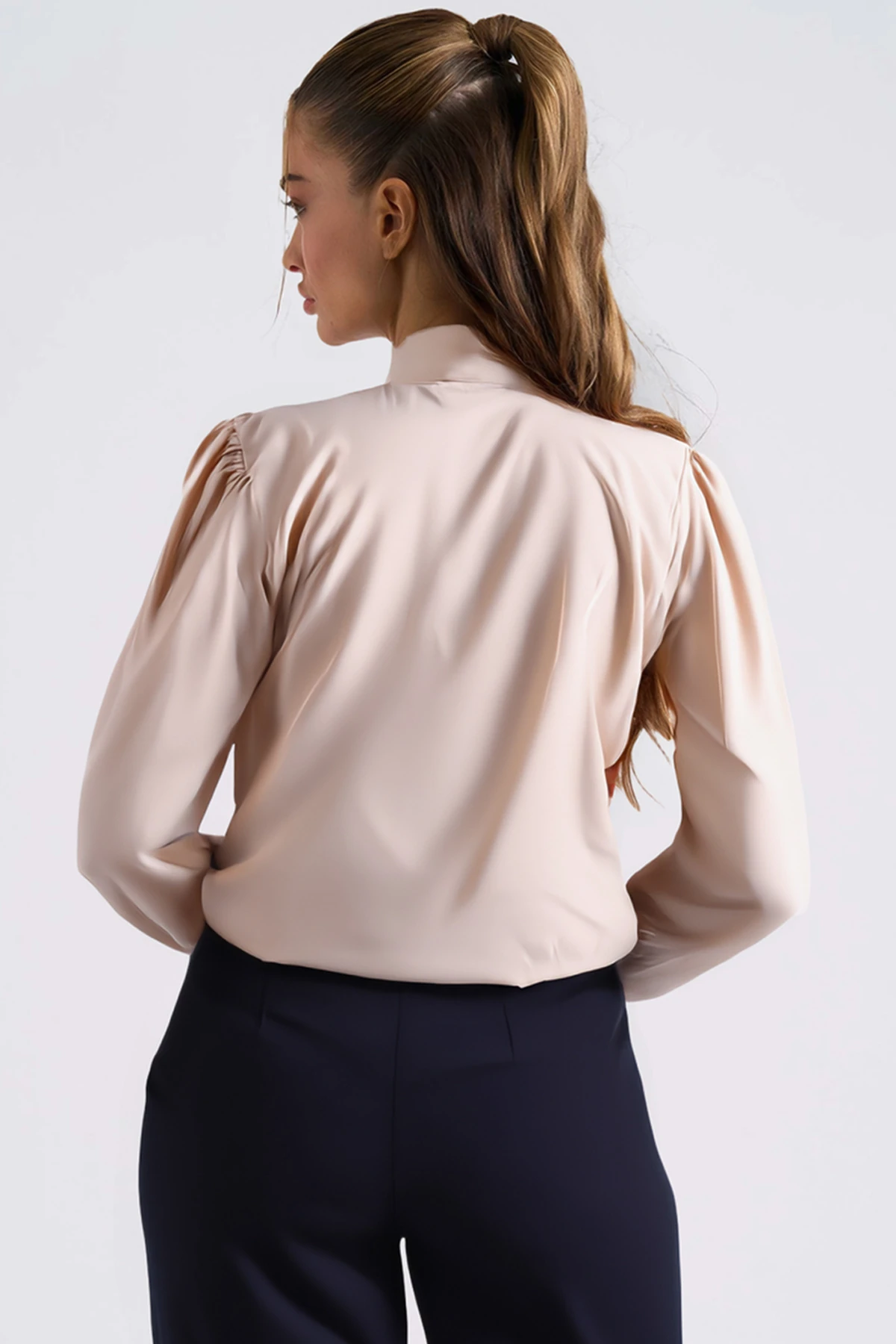 Kadın Açık Bej Yakası Bağlamalı Kolu Lastikli Bluz ARM-25K001096