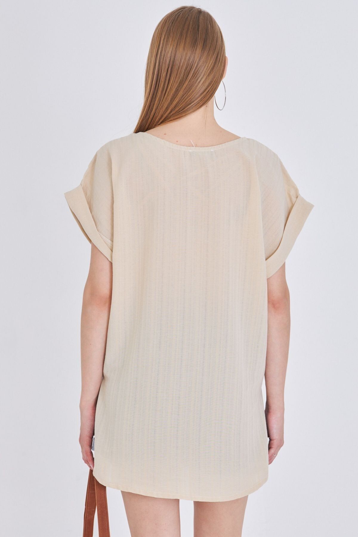 Kadın Krem V Yaka Yanları Yırtmaçlı Arkası Uzun Duble Kol Detaylı Oversize Bluz ARM-24Y001074