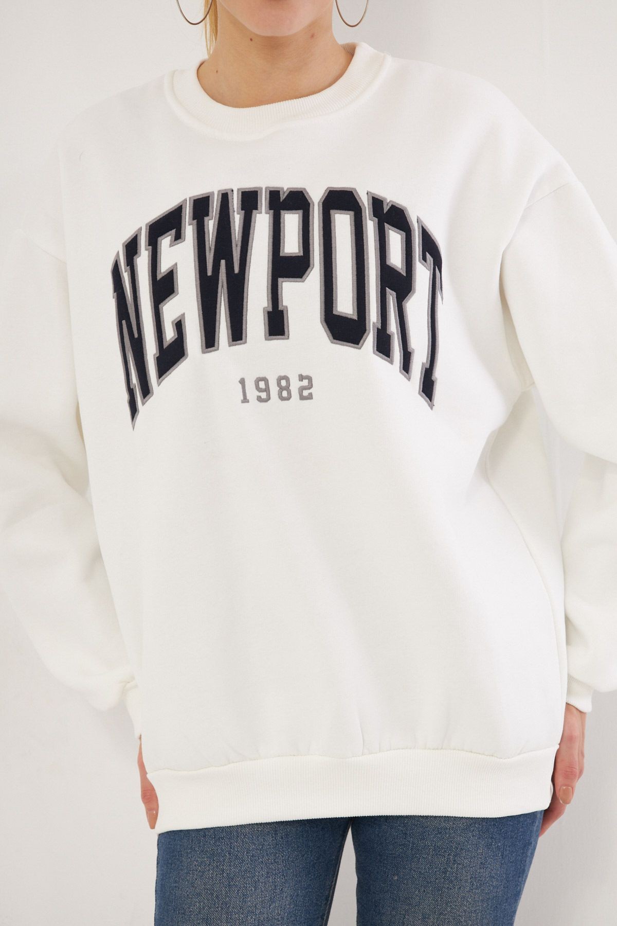 Kadın Beyaz Sıfır Yaka İçi Şardonlu Aprikeli Nakışlı Oversize Sweatshirt ARM-25K024002