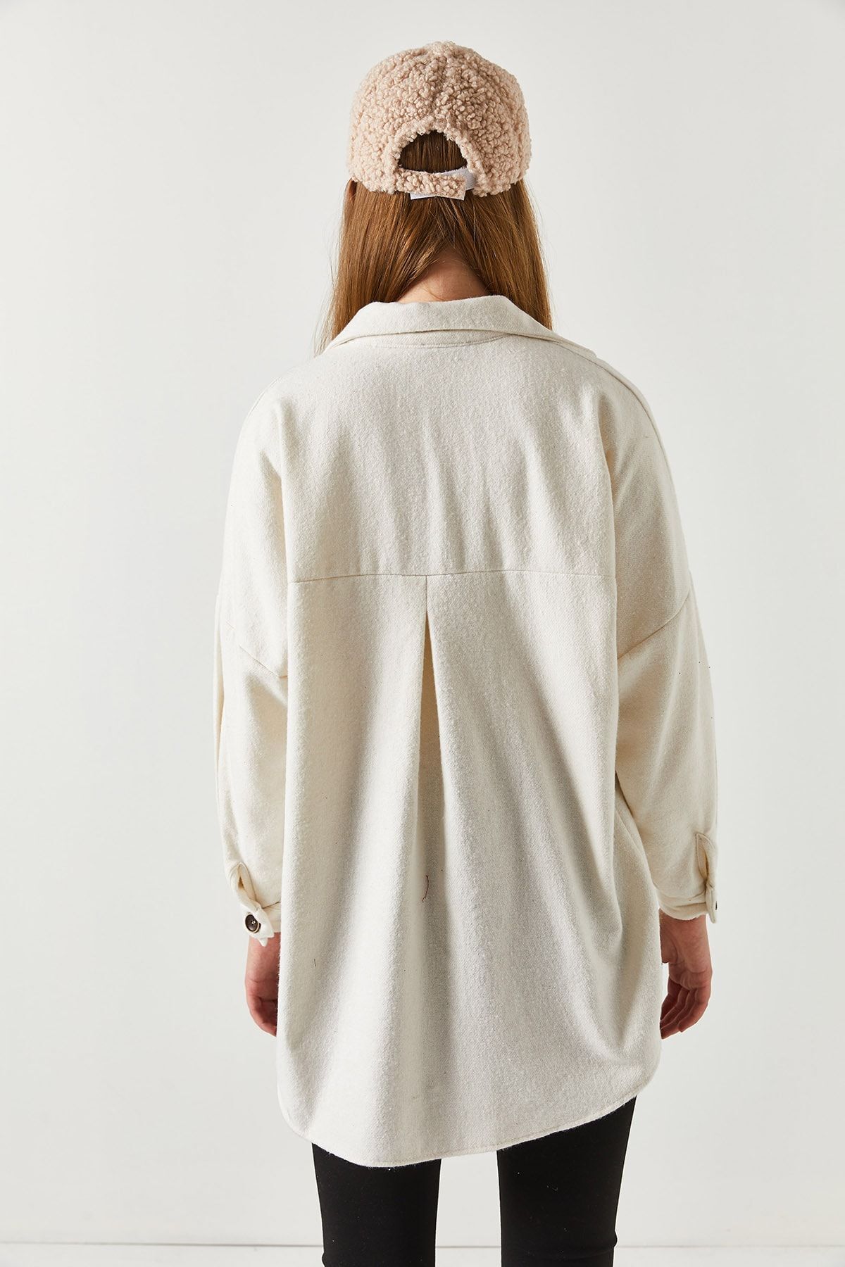 Kadın Beyaz Oversize Kaşe Cepli Gömlek ARM-22Y001156