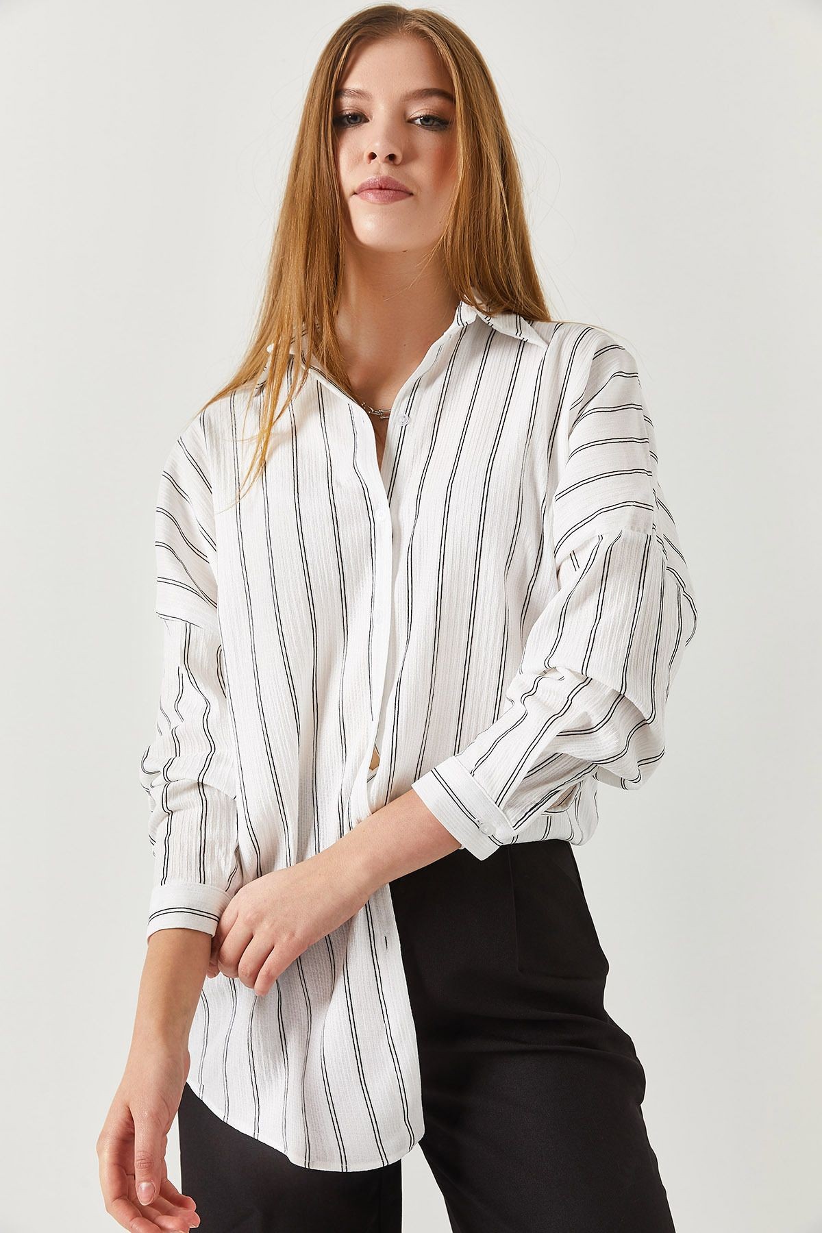 Kadın Beyaz İnce Çizgili Oversize Uzun Basic Gömlek ARM-22Y001185