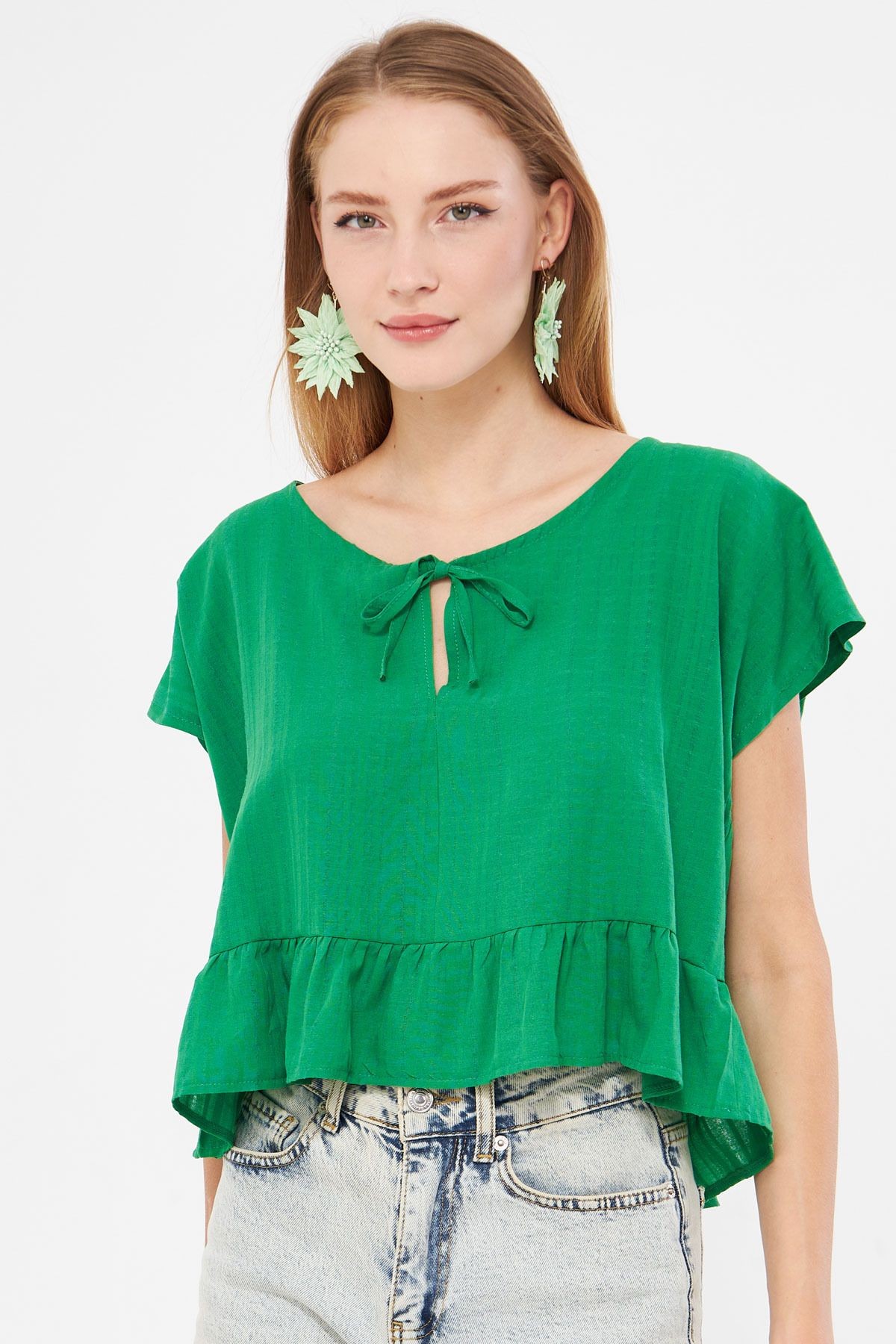 Kadın Yeşil Yarasa Kol Yakası Bağlamalı Eteği Fırfırlı Oversize Crop Bluz ARM-24Y001088