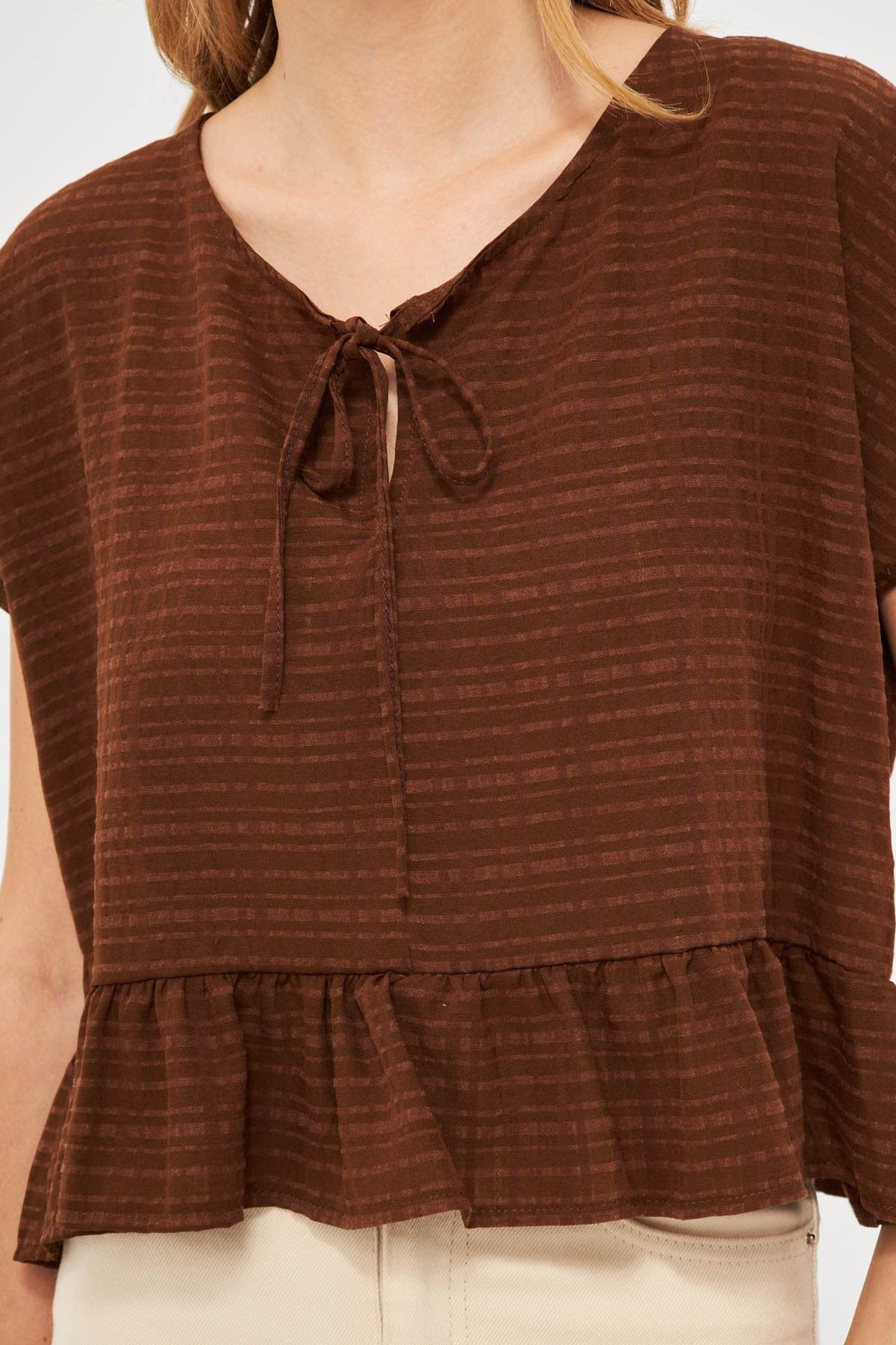 Kadın Kahve Yarasa Kol Yakası Bağlamalı Eteği Fırfırlı Oversize Crop Bluz ARM-24Y001088