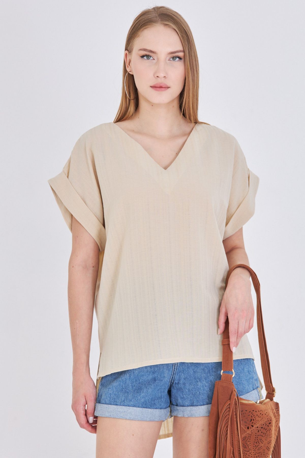 Kadın Krem V Yaka Yanları Yırtmaçlı Arkası Uzun Duble Kol Detaylı Oversize Bluz ARM-24Y001074