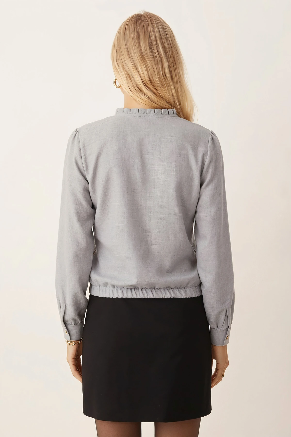 Kadın Gri V Yaka Yakası Pile Detaylı Beli Lastikli Manşetli Bluz ARM-26K001020