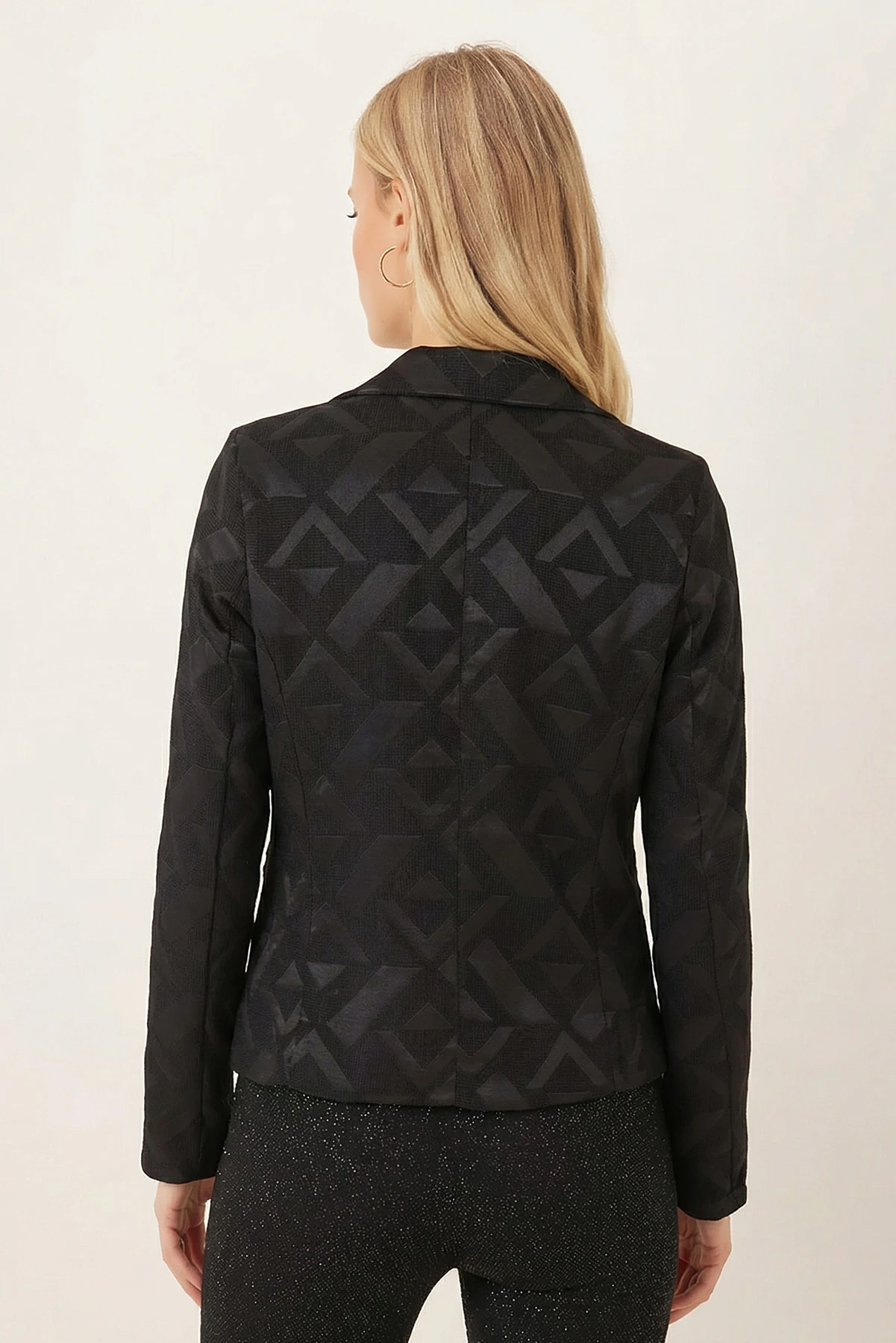 Kadın Siyah Erkek Yaka Kare Cepli Crop Ceket ARM-26K001086