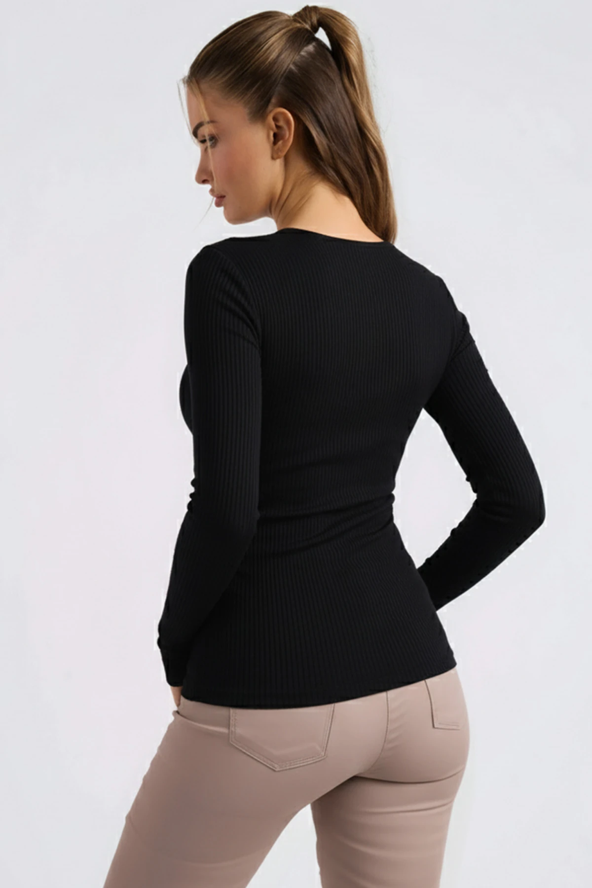 Kadın Siyah U Yaka Düğme Detaylı Önden Yırtmaçlı Yumuşak Dokulu Bluz ARM-26K001038